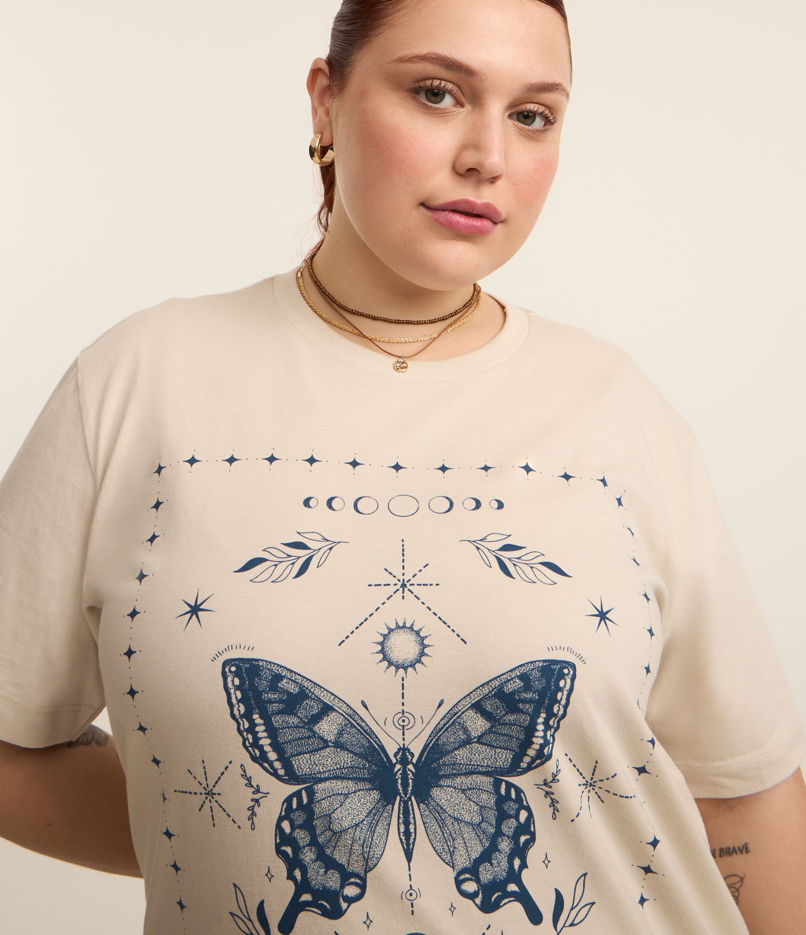 Camiseta Alongada com Borboleta Curve & Plus Size Bege 3