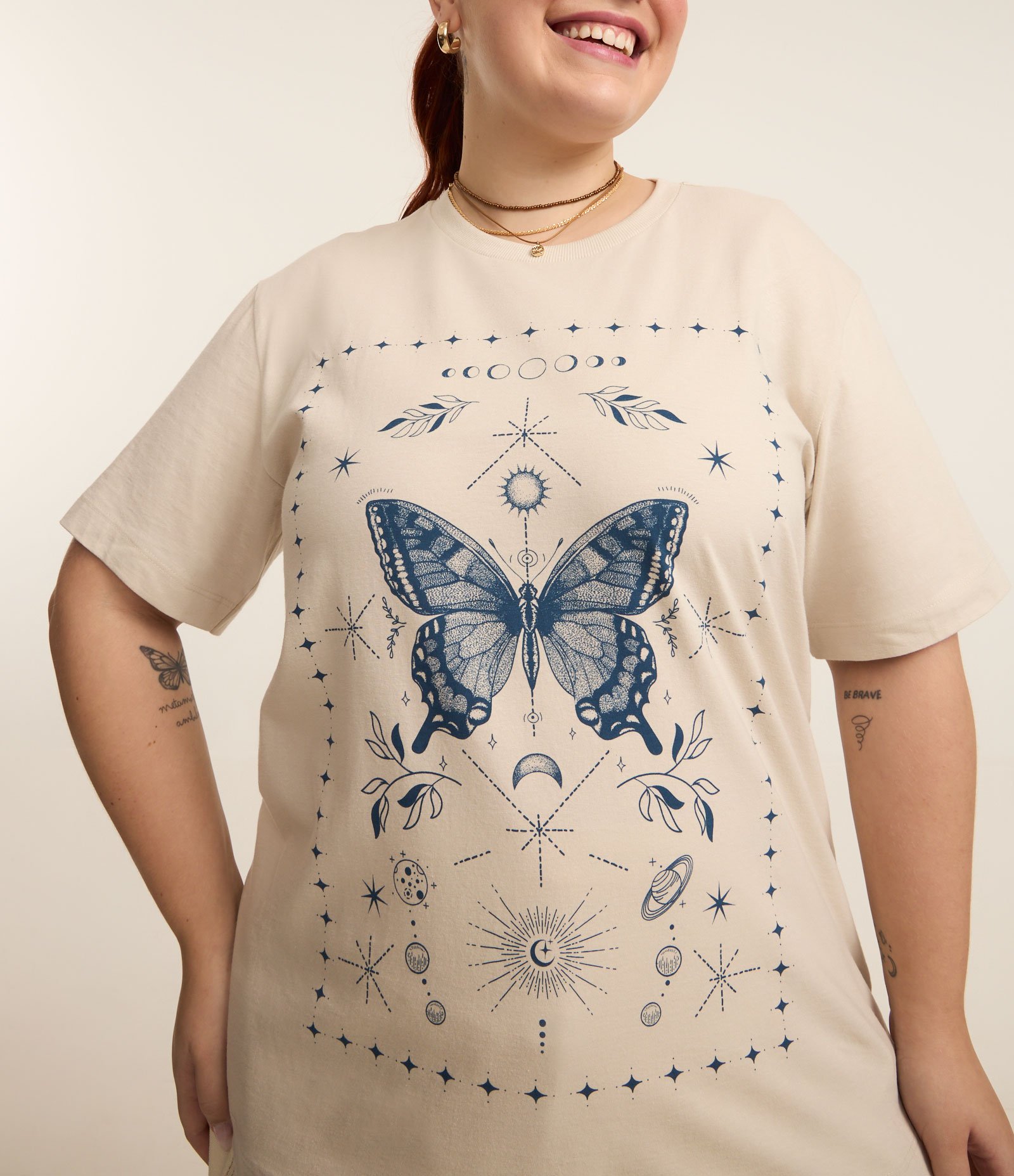 Camiseta Alongada com Borboleta Curve & Plus Size Bege 4