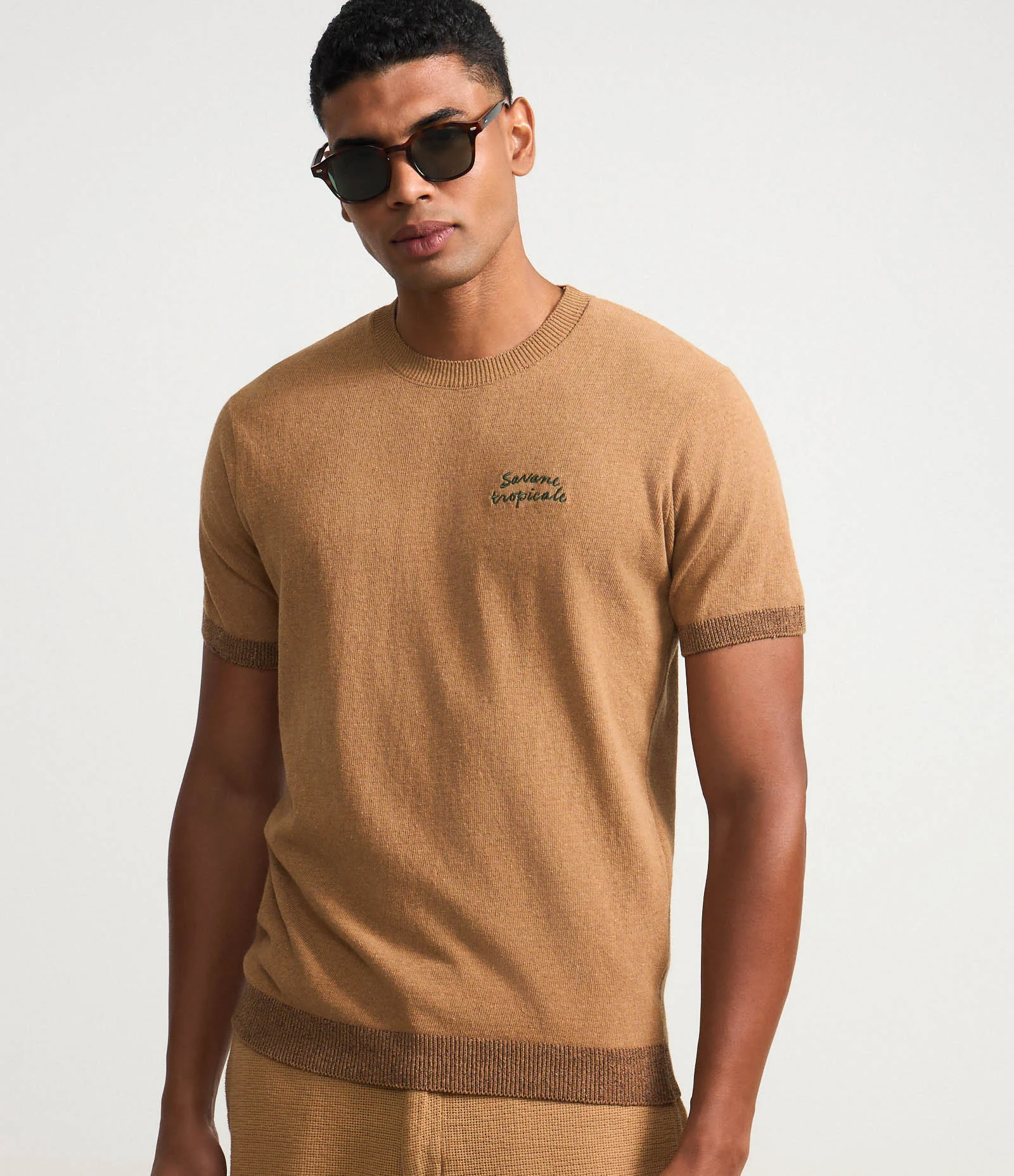 Camiseta Regular em Algodão com Estampa de Coqueiro e Lettering Savane Tropicale Marrom 1