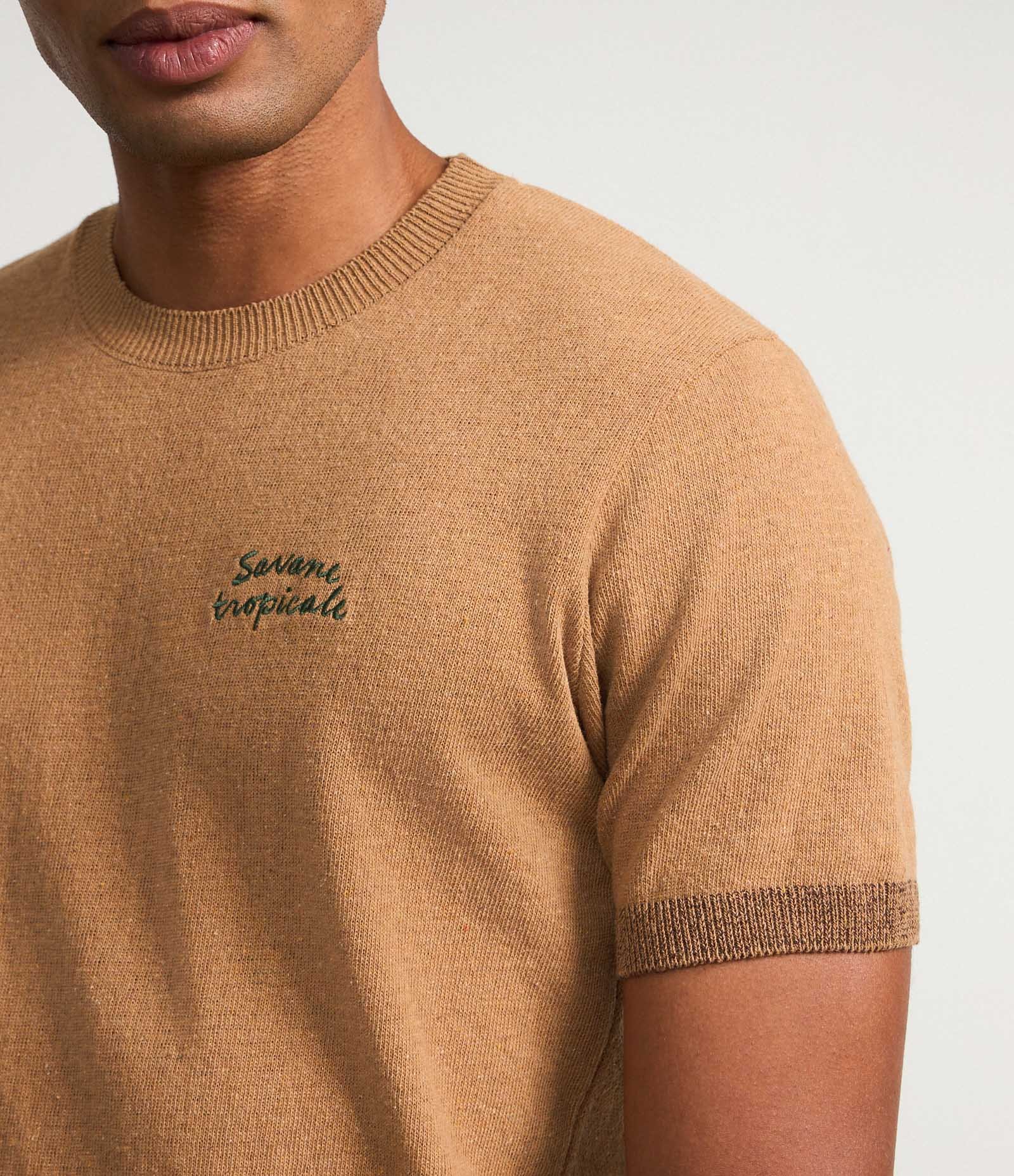Camiseta Regular em Algodão com Estampa de Coqueiro e Lettering Savane Tropicale Marrom 4