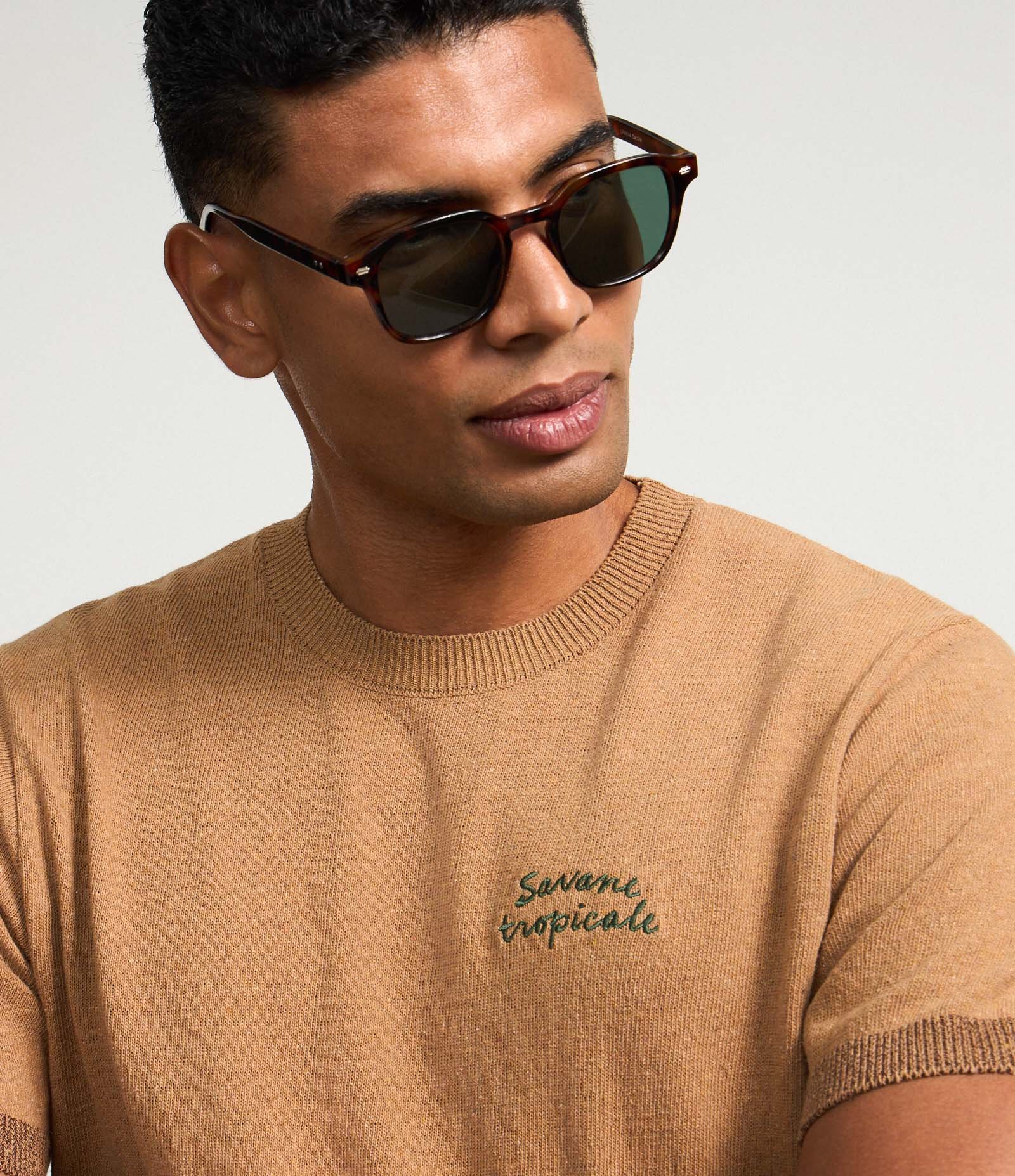 Camiseta Regular em Algodão com Estampa de Coqueiro e Lettering Savane Tropicale Marrom 5
