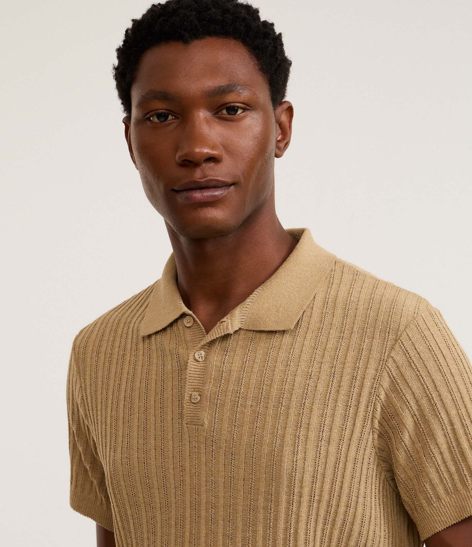 Camisa Polo Regular com Botões Texturizada Marrom 4