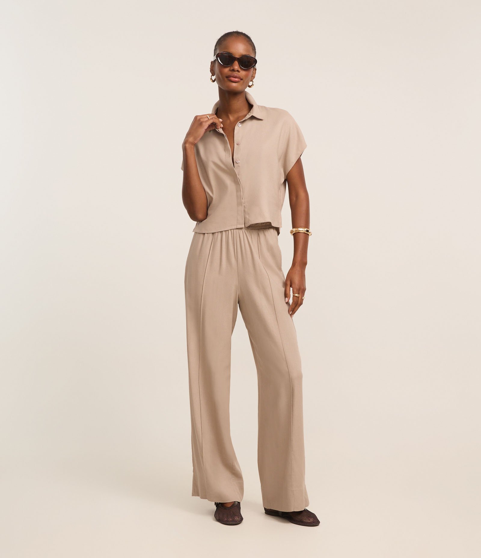 Blusa em Viscolinho com Colarinho na Gola e Sem Cava Bege 2