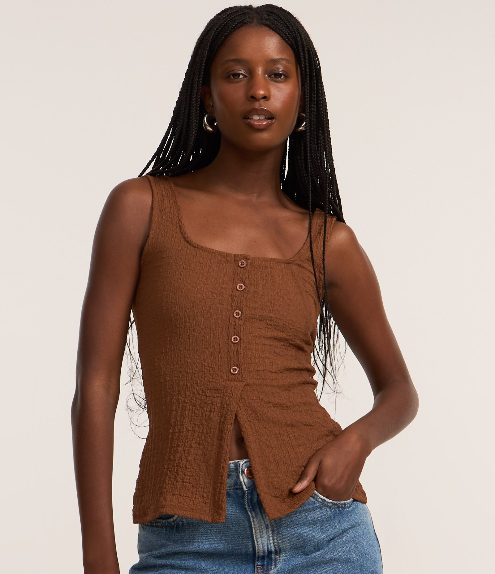 Blusa Regata Texturizada com Botões Marrom 1