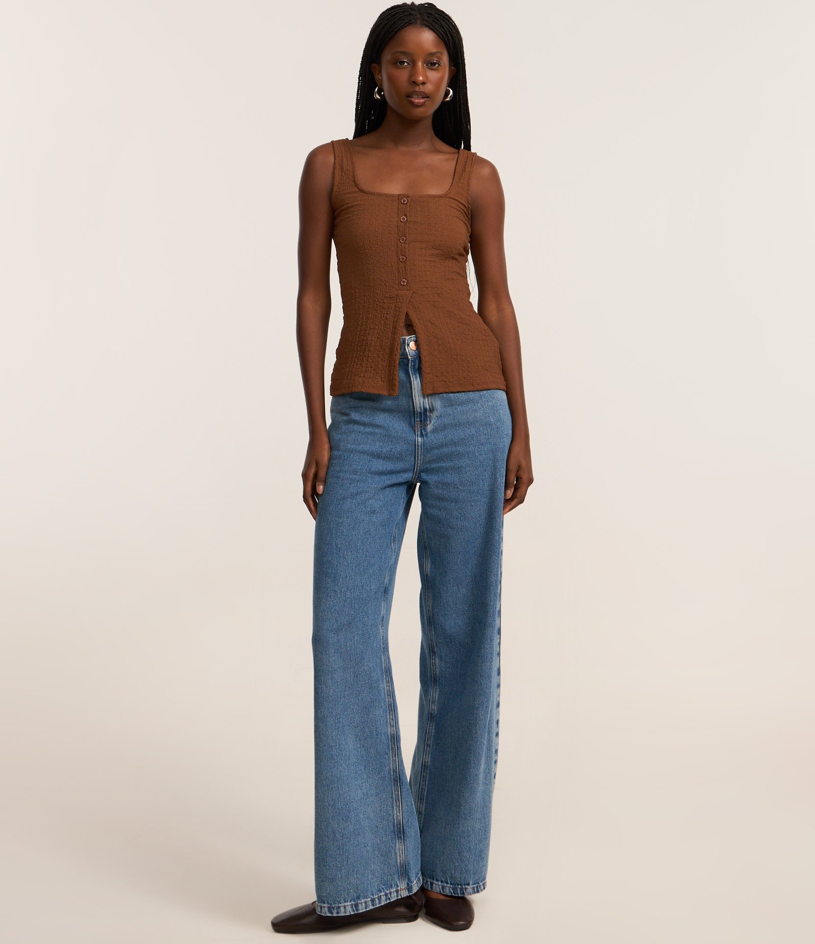 Blusa Regata Texturizada com Botões Marrom 2