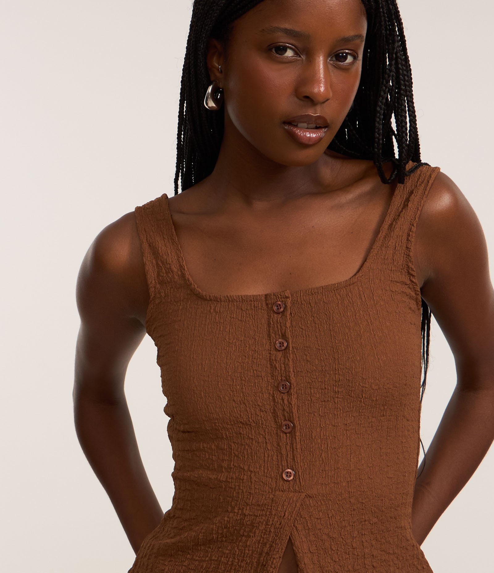 Blusa Regata Texturizada com Botões Marrom 3