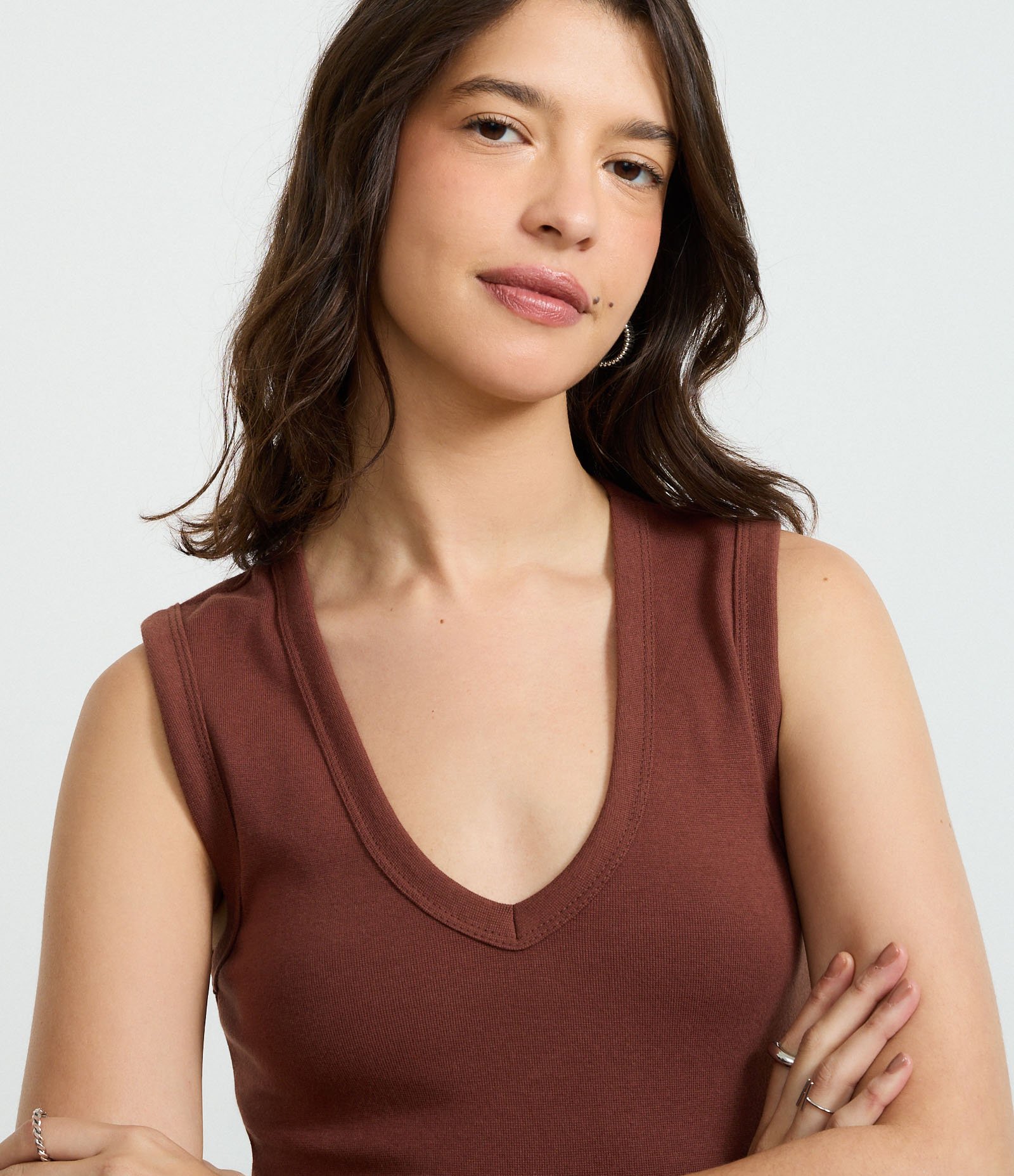 Blusa Básico em Ribana com Decote V Marrom 3