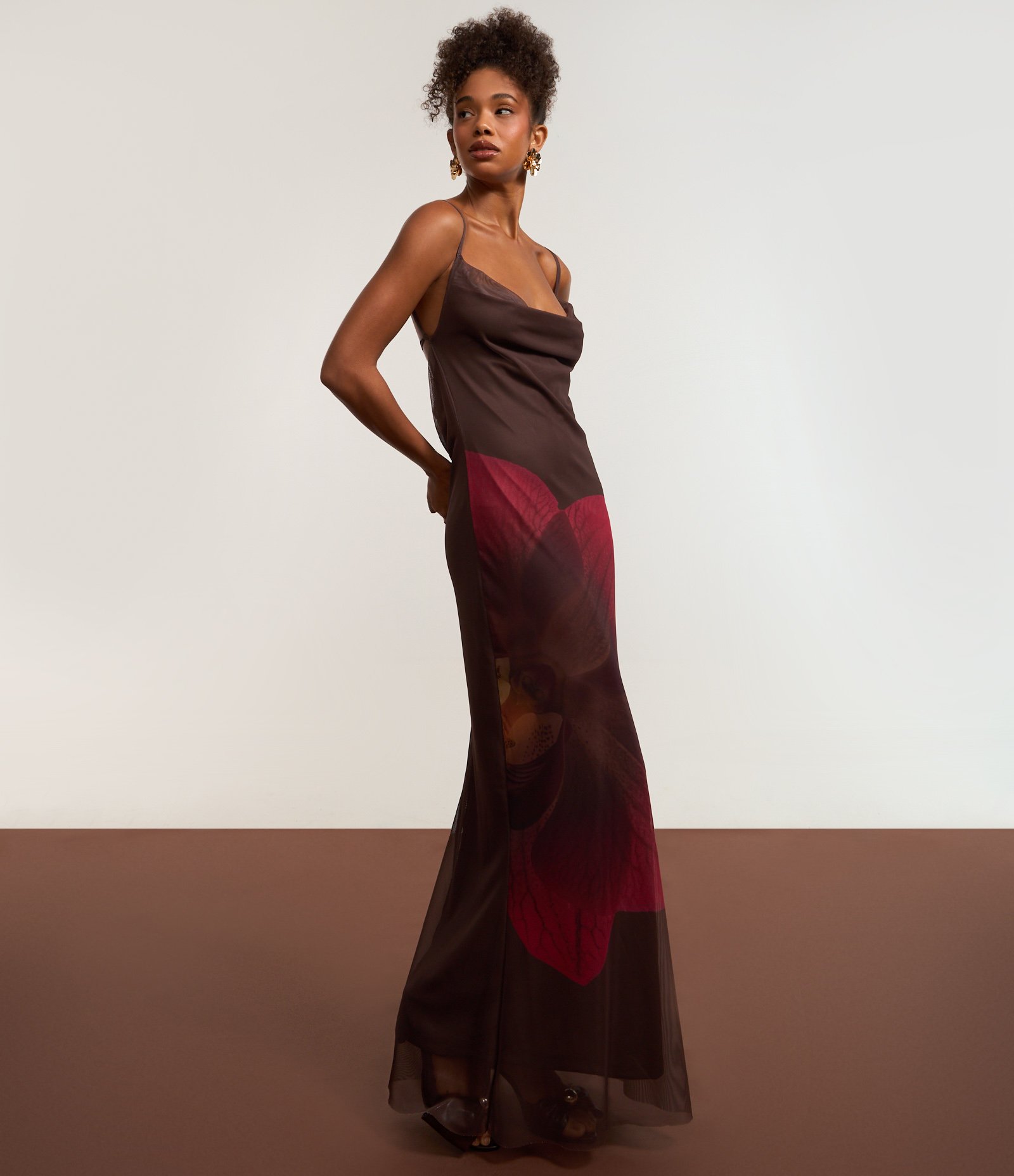 Vestido Longo em Tule com Estampa Hibisco e Decote Degagê Marrom 5
