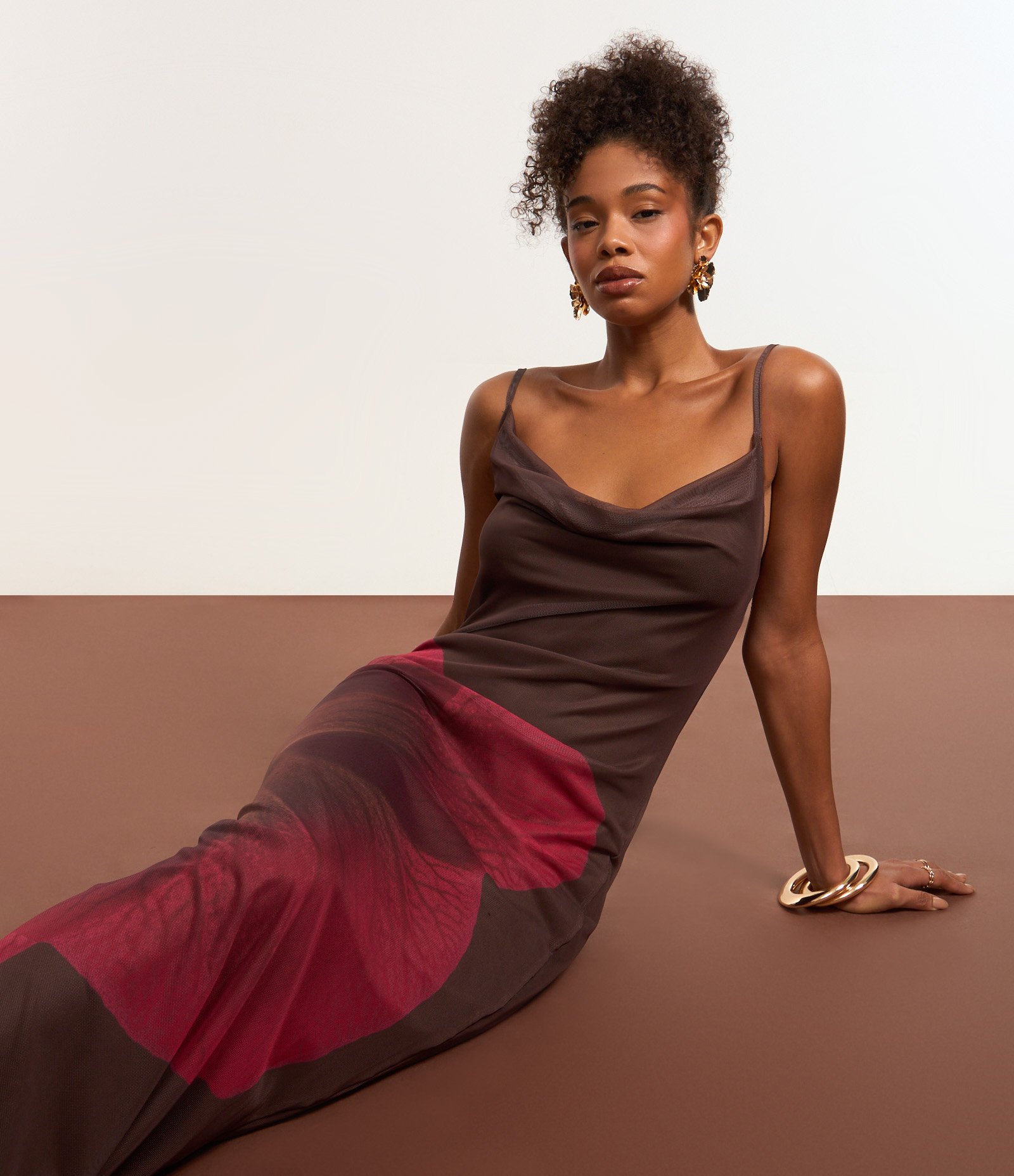 Vestido Longo em Tule com Estampa Hibisco e Decote Degagê Marrom 6