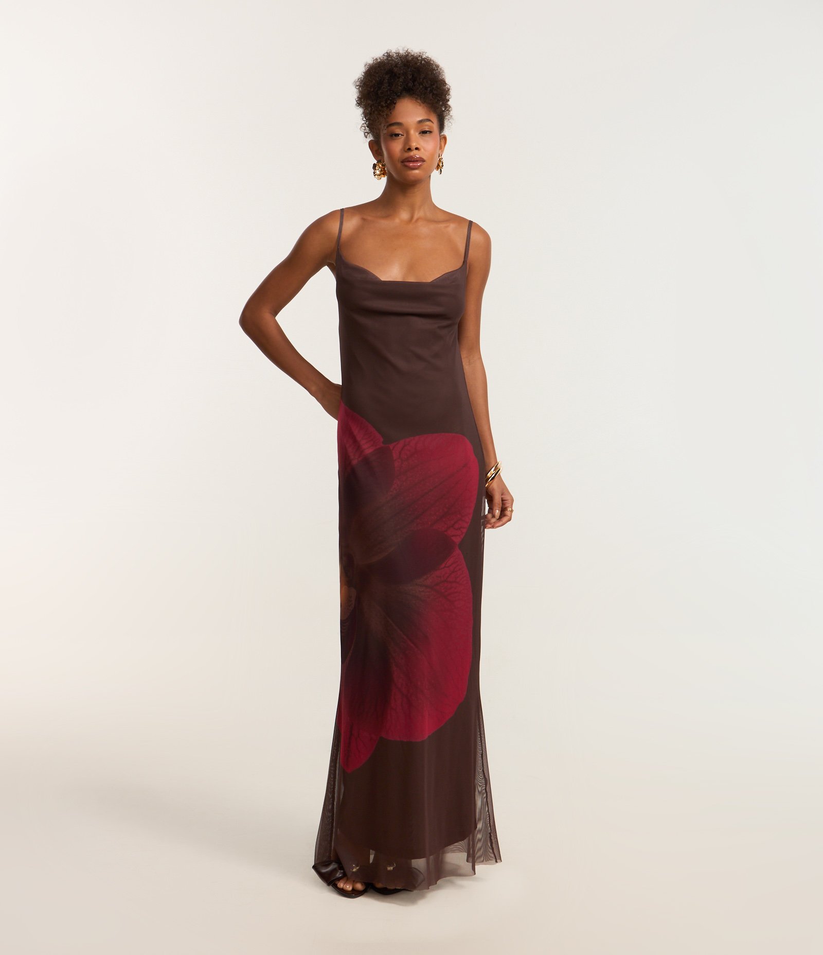 Vestido Longo em Tule com Estampa Hibisco e Decote Degagê Marrom 1