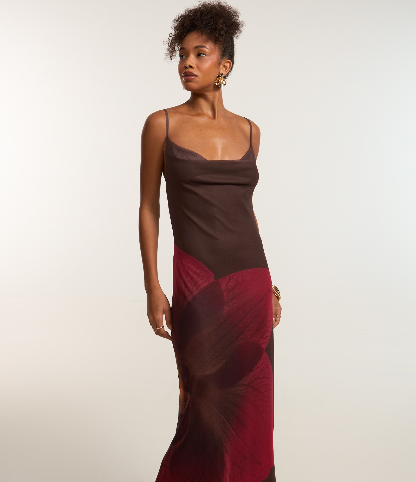 Vestido Longo em Tule com Estampa Hibisco e Decote Degagê Marrom 2