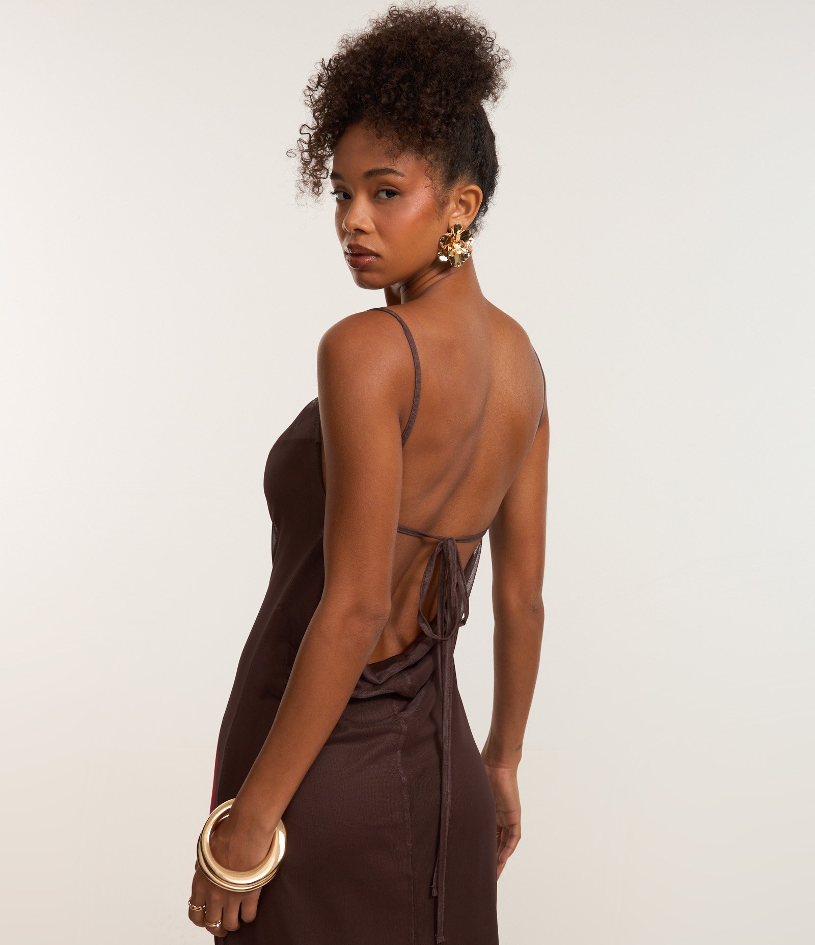 Vestido Longo em Tule com Estampa Hibisco e Decote Degagê Marrom 4