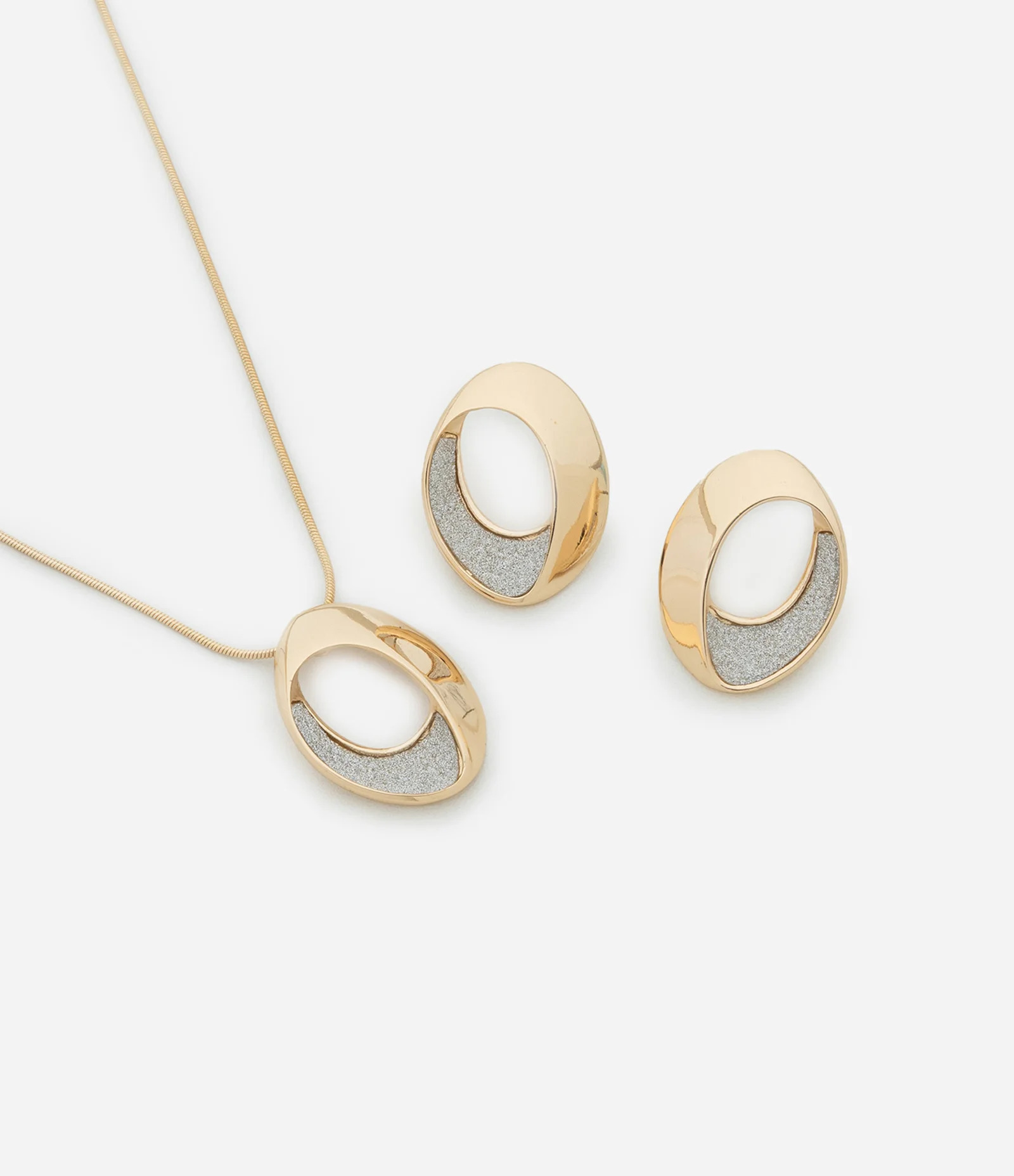 Conjunto de Colar Curto com Pingente Torcido Brilhoso e Brinco Botão Dourado 1