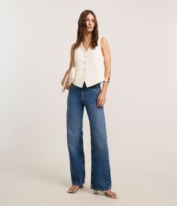 Calça Reta Comfort Cintura Alta em Jeans com Bolsos