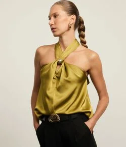 Blusa Frente Única Acetinada com Detalhe de Metal na Gola