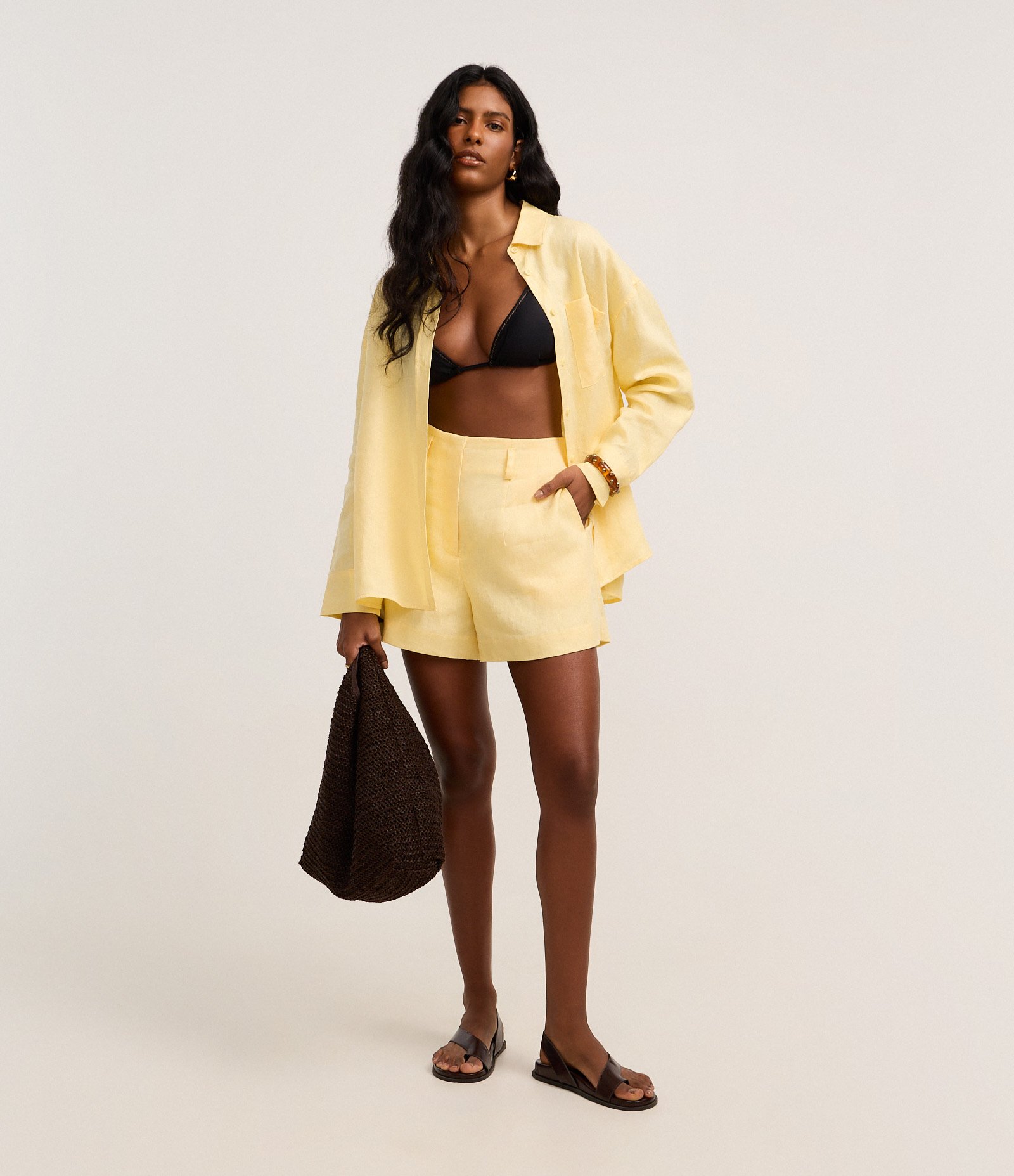 Short Reto Cintura Alta em Linho com Pences e Bolsos Amarelo 1