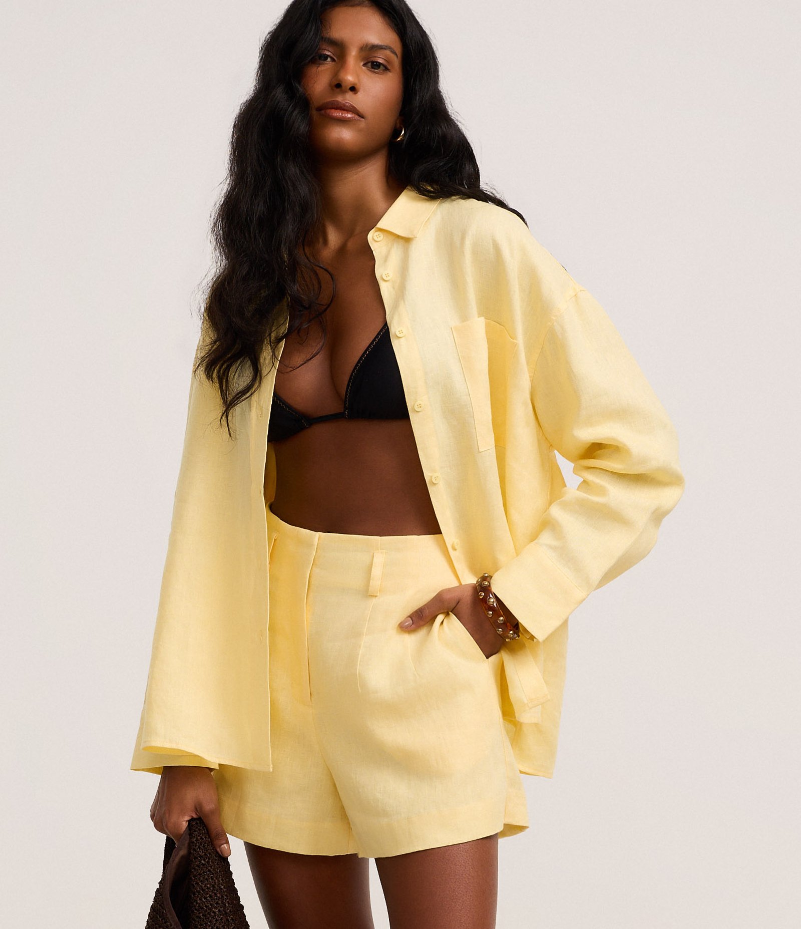 Short Reto Cintura Alta em Linho com Pences e Bolsos Amarelo 3