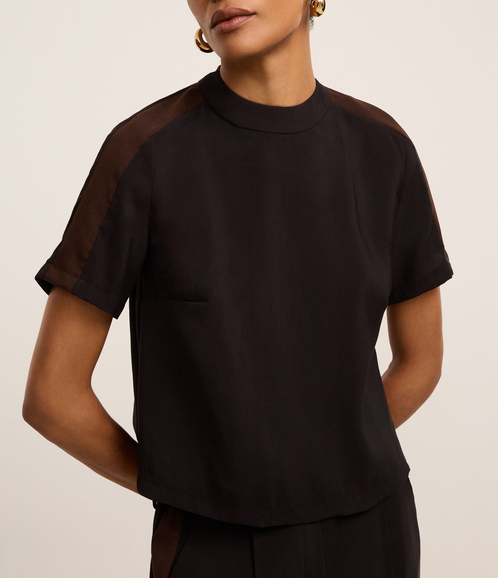 Blusa Regular Básica em Viscose com Gola Redonda Preto 4