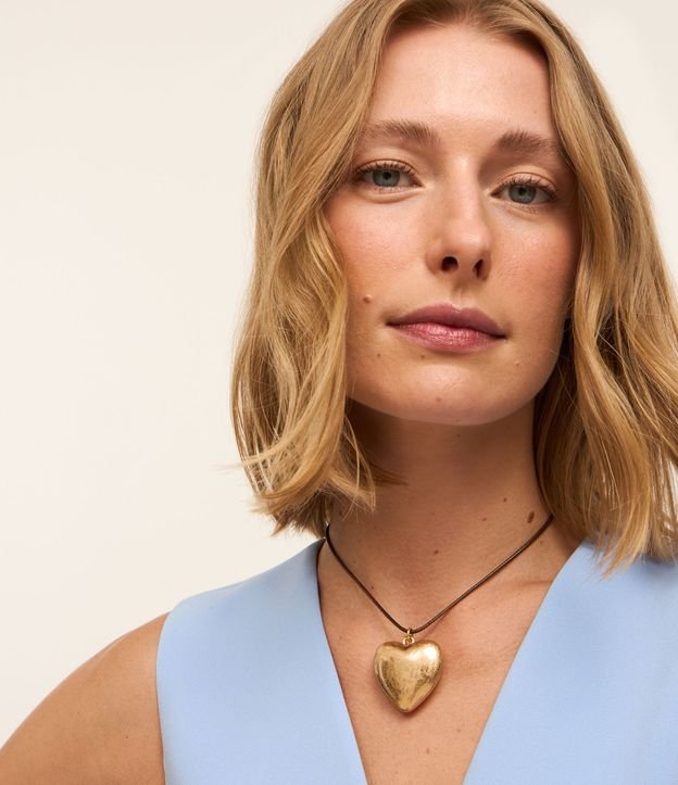 Colar Curto com Corrente Encerada e Pingente de Coração Escovado