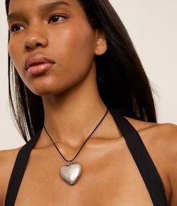 Colar Curto com Cordão Encerado e Pingente de Coração Escovado