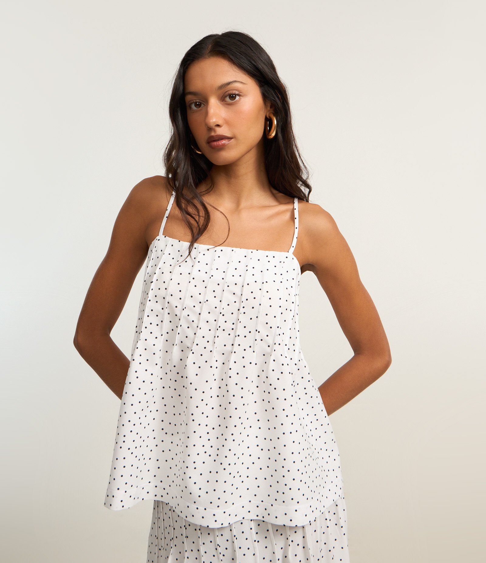 Blusa em Crepe Poá Alongada com Pregas no Decote Branco 1