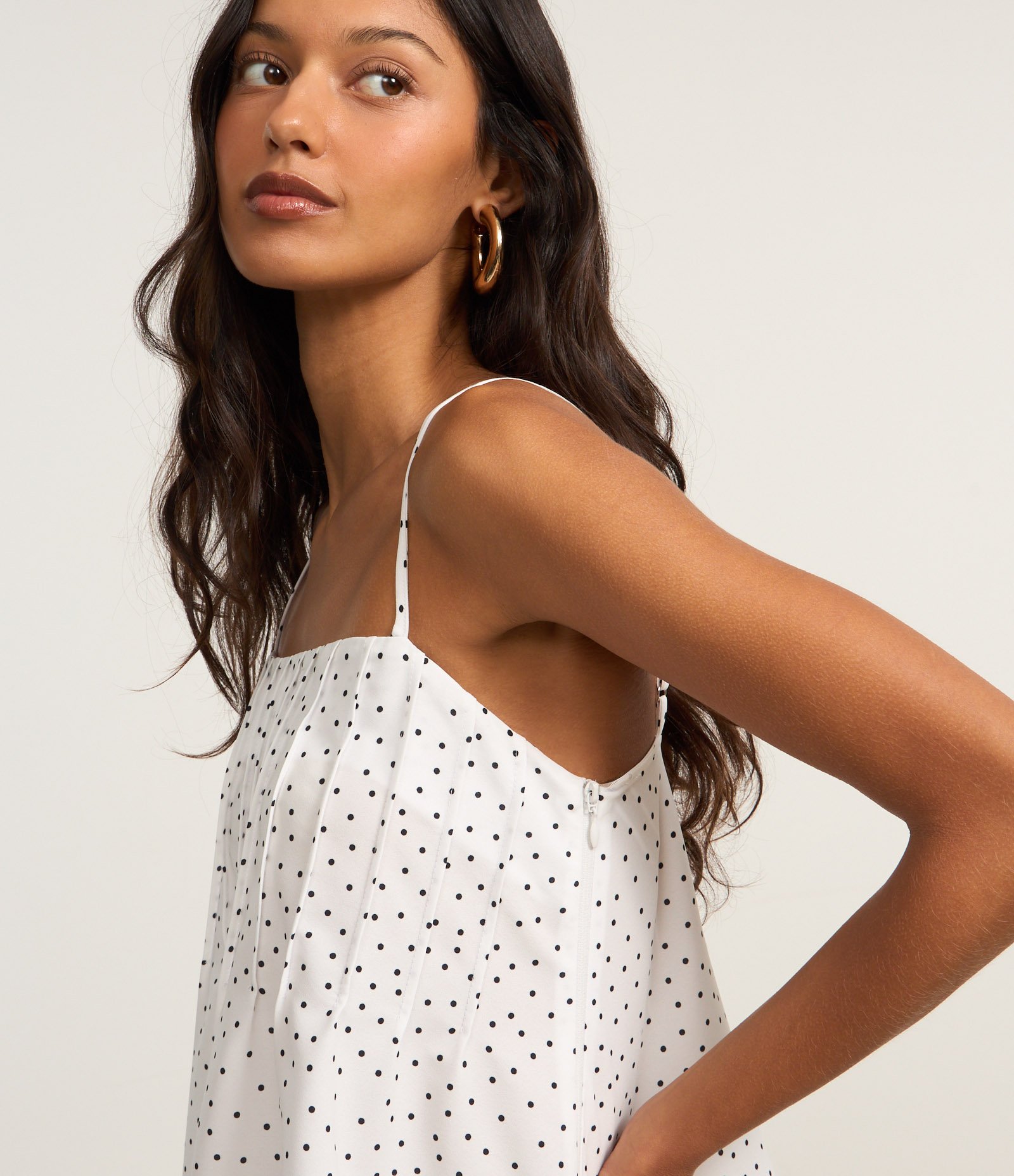 Blusa em Crepe Poá Alongada com Pregas no Decote Branco 3