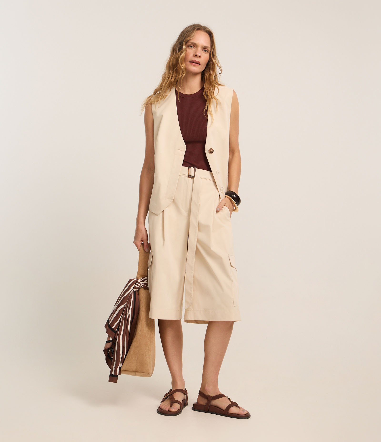 Bermuda Evasê em Sarja com Fivela e Bolso Utilitário Bege 3