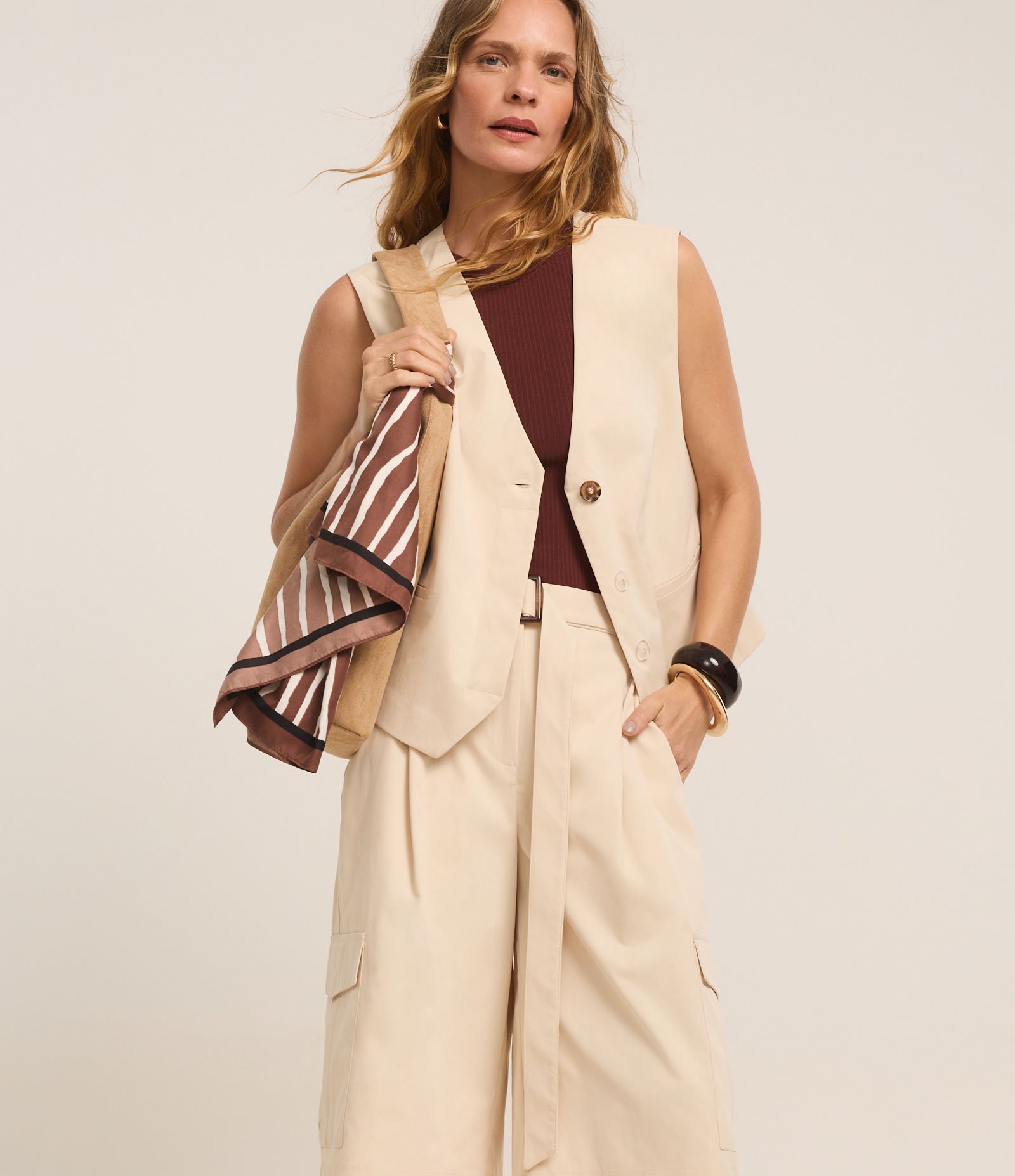 Bermuda Evasê em Sarja com Fivela e Bolso Utilitário Bege 4