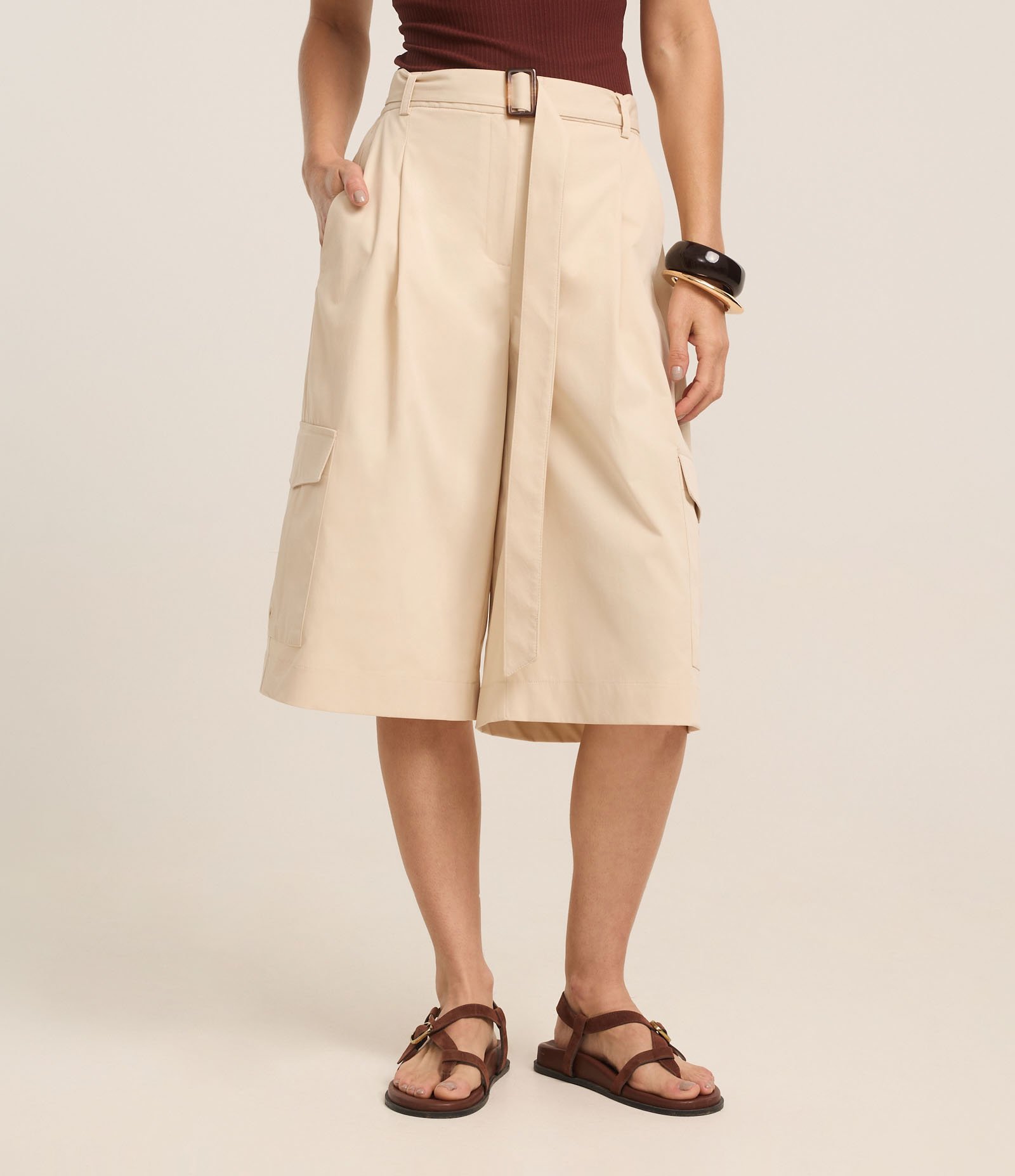 Bermuda Evasê em Sarja com Fivela e Bolso Utilitário Bege 5