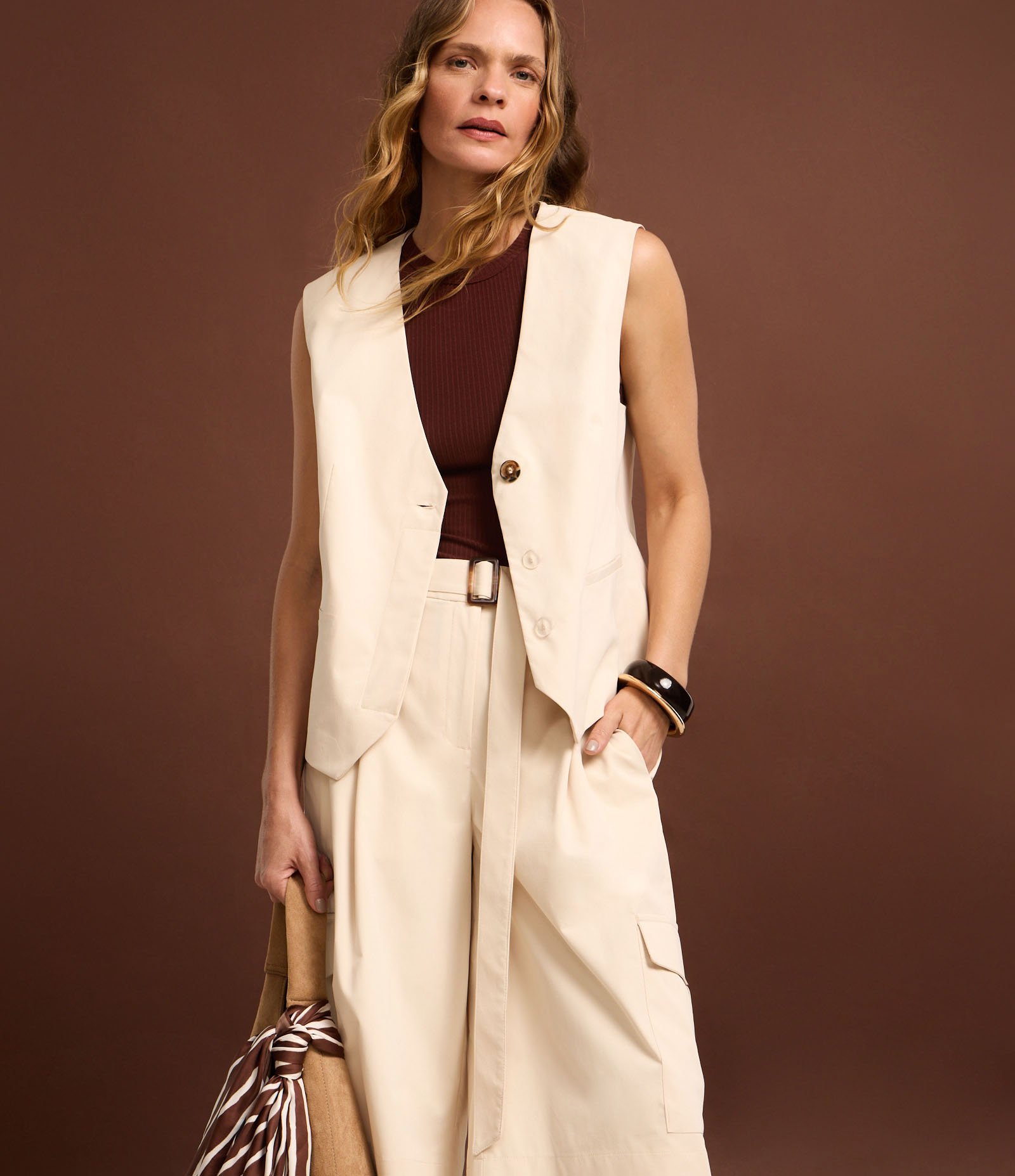 Bermuda Evasê em Sarja com Fivela e Bolso Utilitário Bege 7