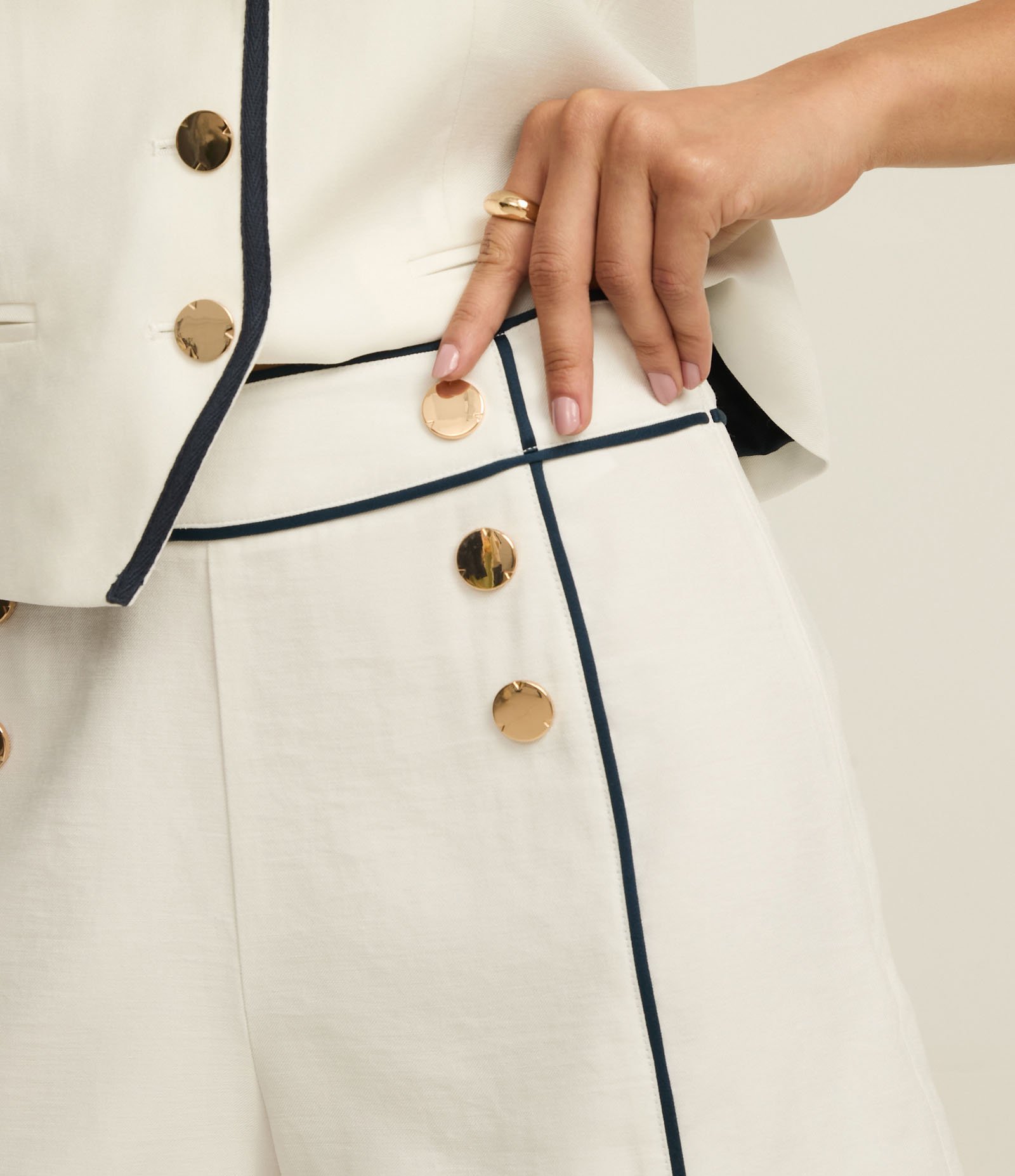 Short Alfaiatado em Crepe com Botões Metalizados e Viés Contrastante Branco Neve 4