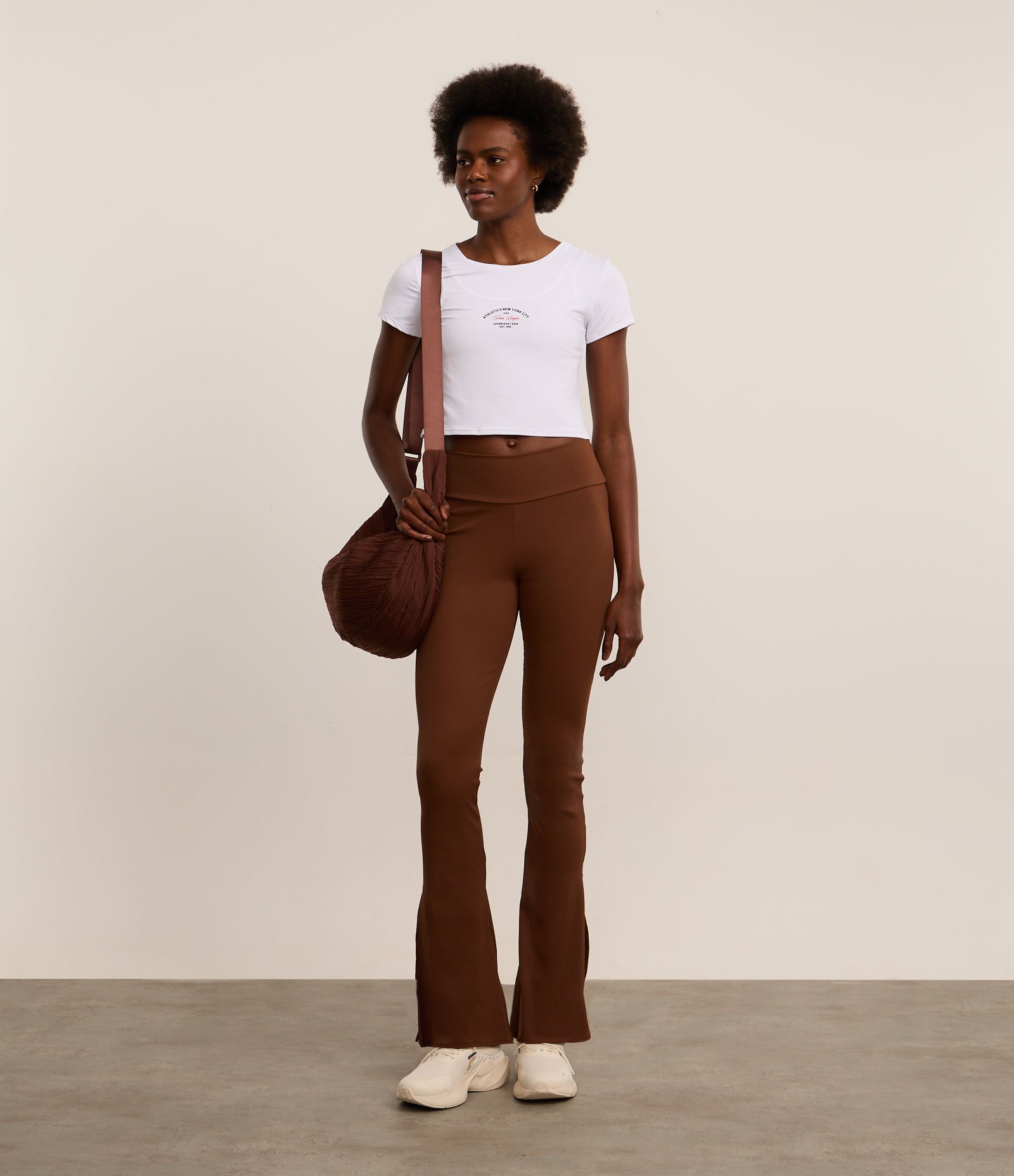 Camiseta Cropped Esportiva com Tecnologia Dry e Estampa Athletics Branco 2