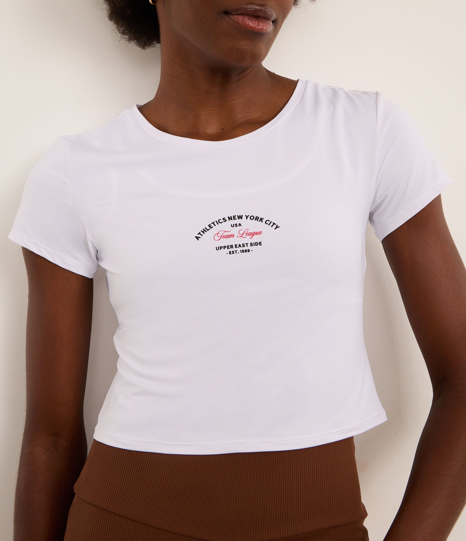 Camiseta Cropped Esportiva com Tecnologia Dry e Estampa Athletics Branco 3