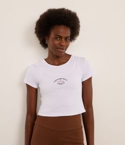 Camiseta Cropped Esportiva com Tecnologia Dry e Estampa Athletics