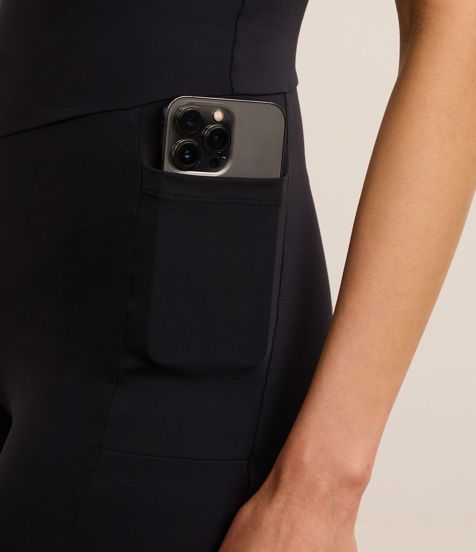 Macaquinho Esportivo em Microfibra com Bolsos Preto 3