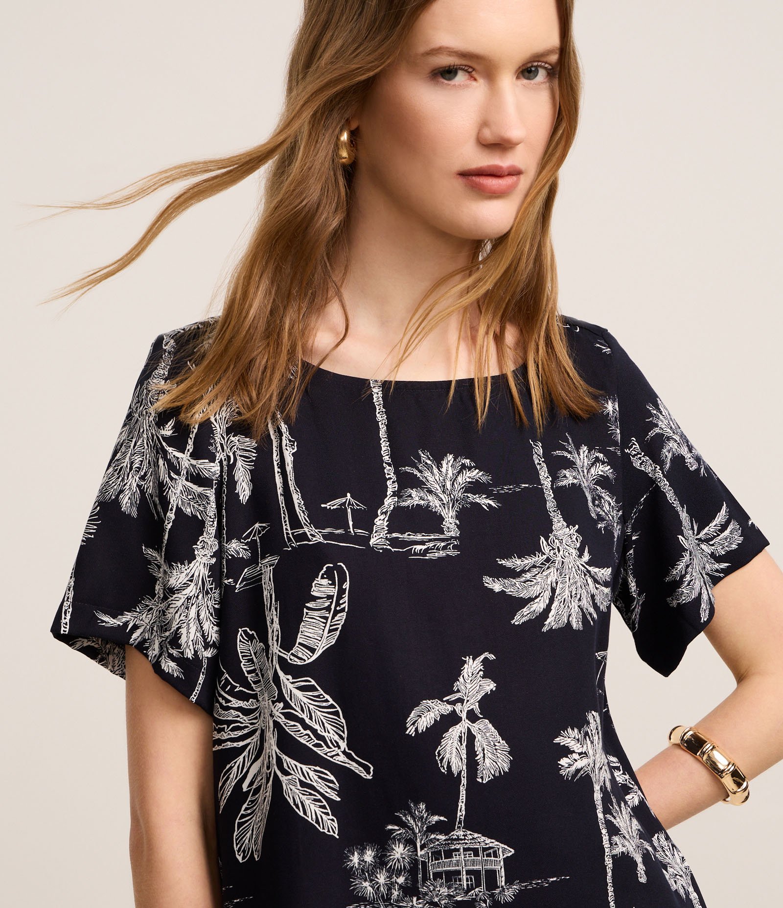 Vestido T-Shirt Reto em Viscose com Estampa Coqueiros Azul Marinho 3