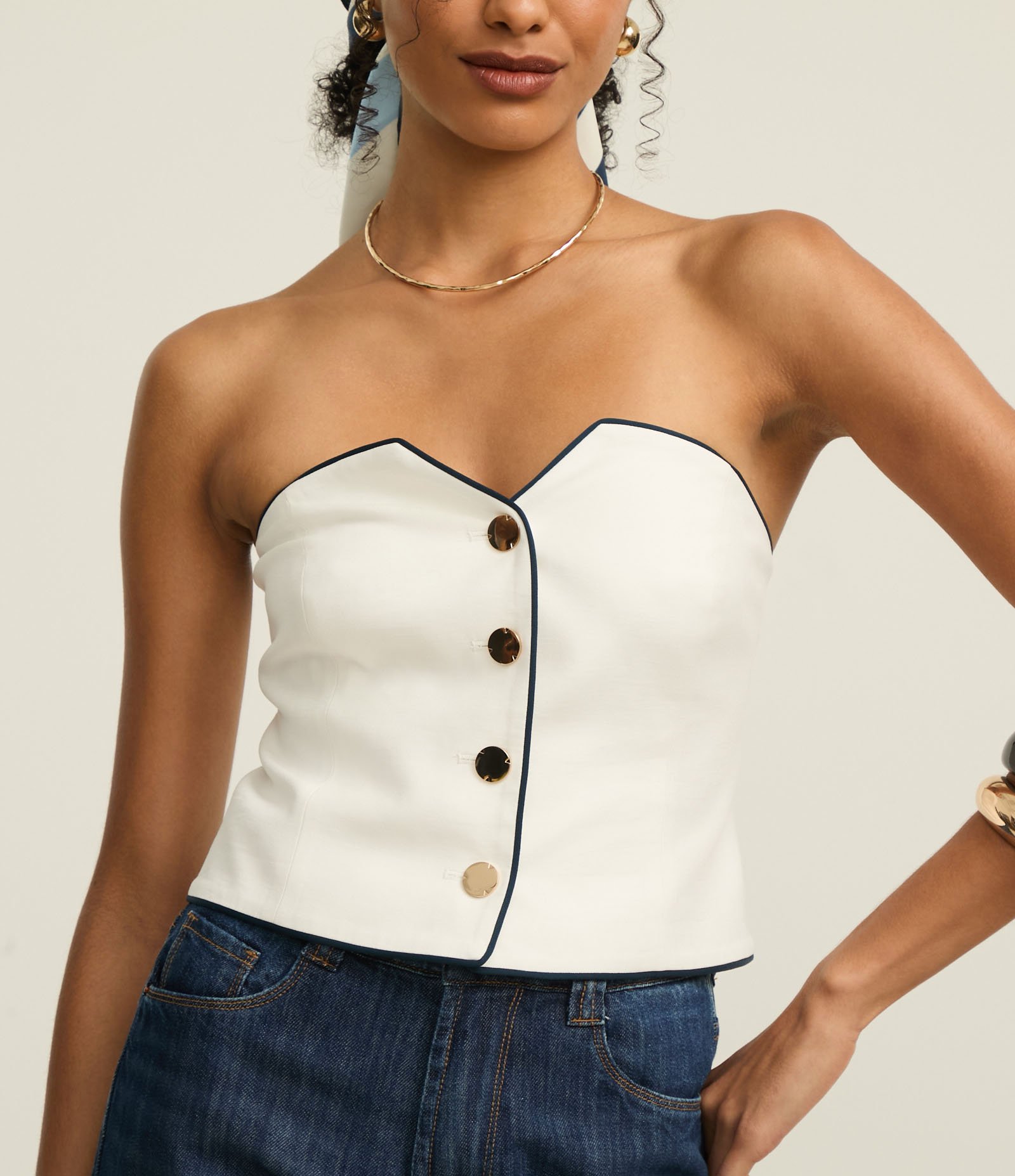Blusa Alfaiatada Sem Alça com Botões e Vieses Contrastantes Branco Neve 3