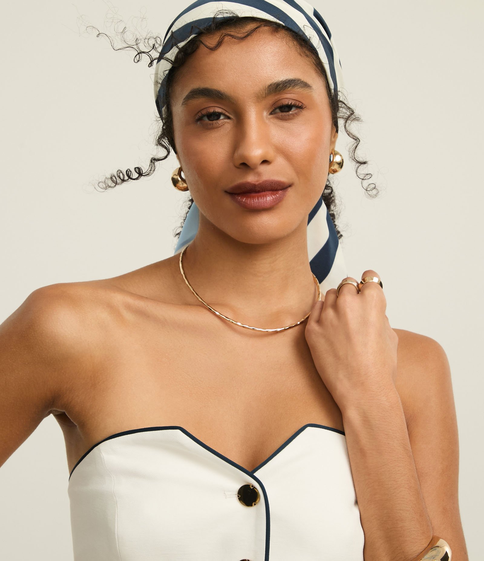 Blusa Alfaiatada Sem Alça com Botões e Vieses Contrastantes Branco Neve 4