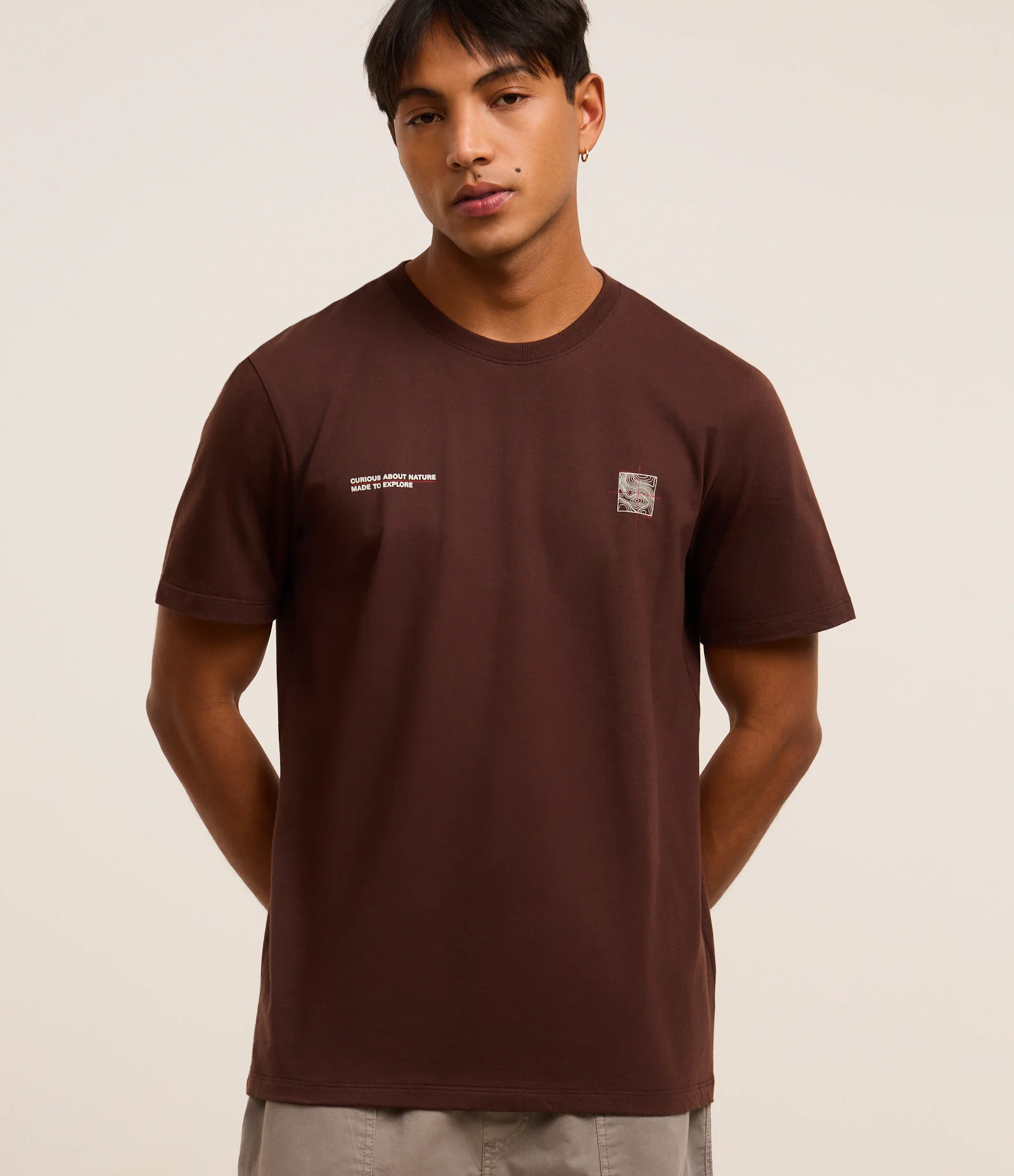 Camiseta Comfort em Algodão com Estampa de Montanha e Lettering Marrom 1