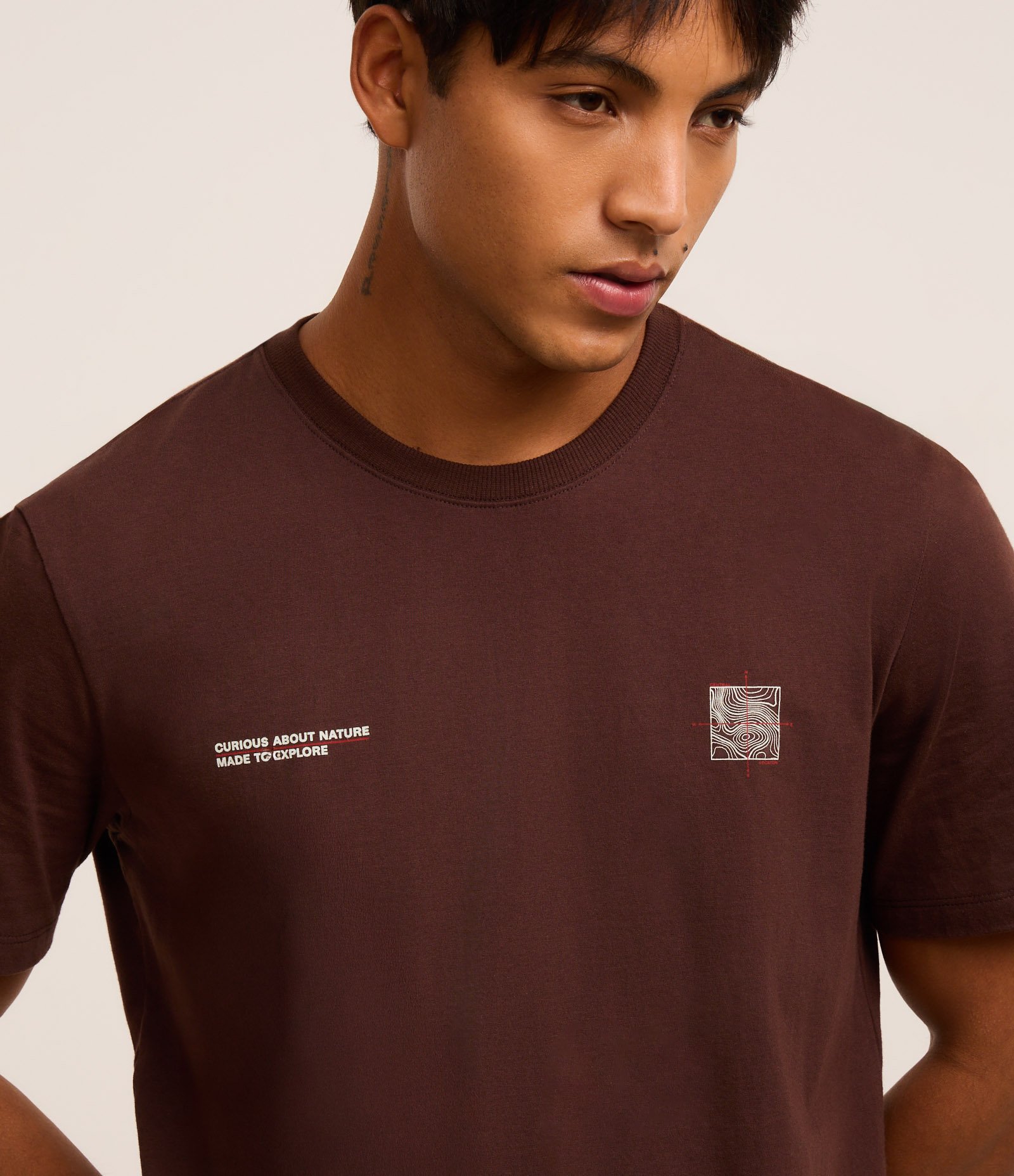 Camiseta Comfort em Algodão com Estampa de Montanha e Lettering Marrom 5