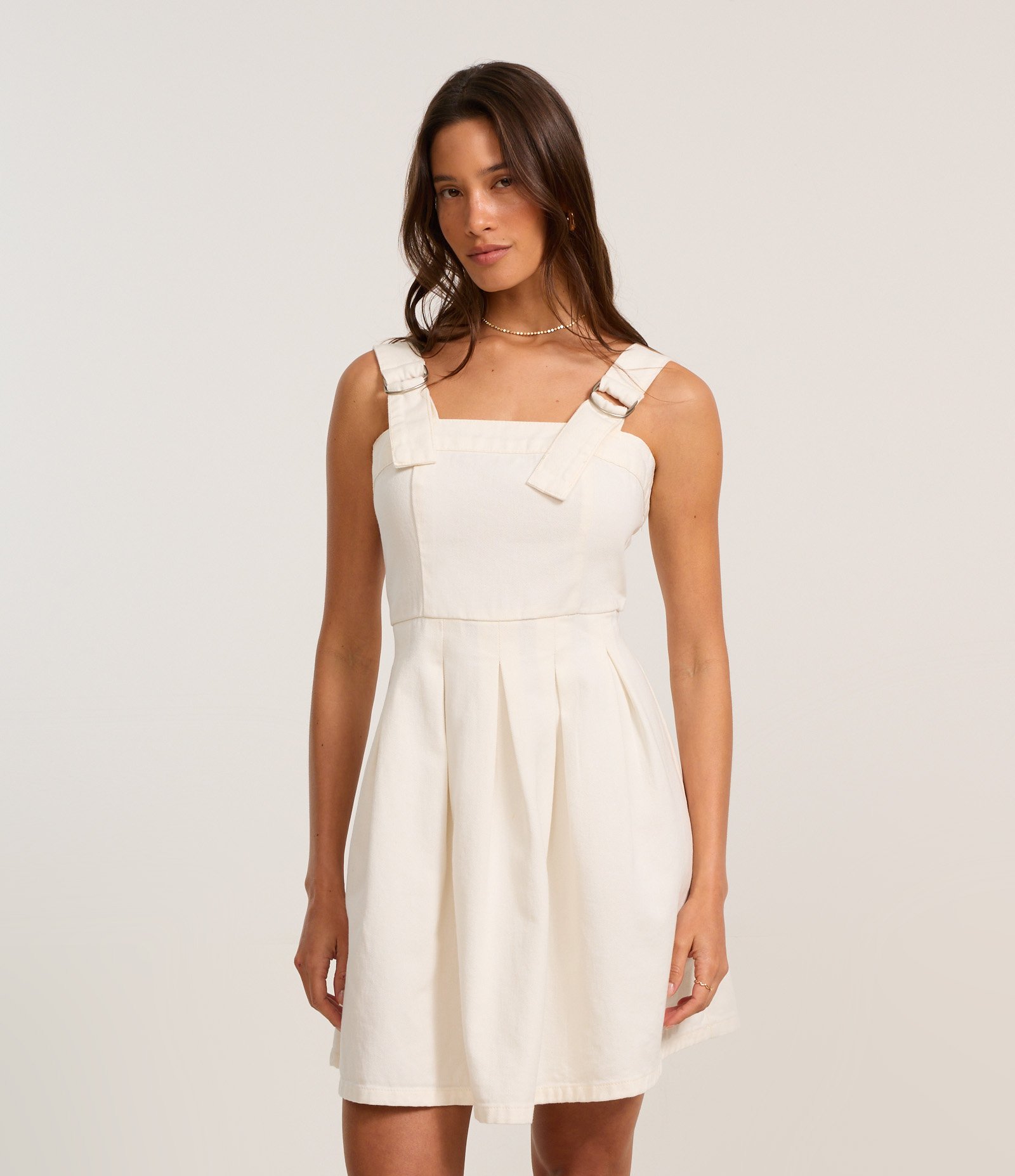 Vestido Curto em Sarja com Alça com Ajustadores e Saia Plissada Branco 1