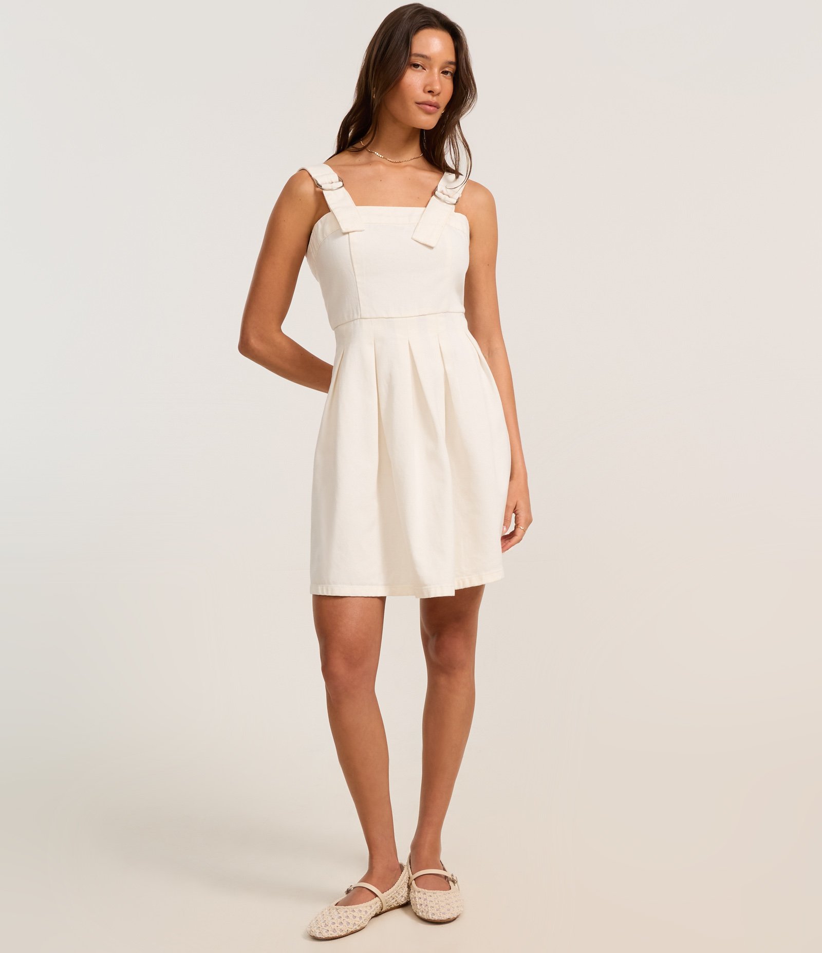 Vestido Curto em Sarja com Alça com Ajustadores e Saia Plissada Branco 2