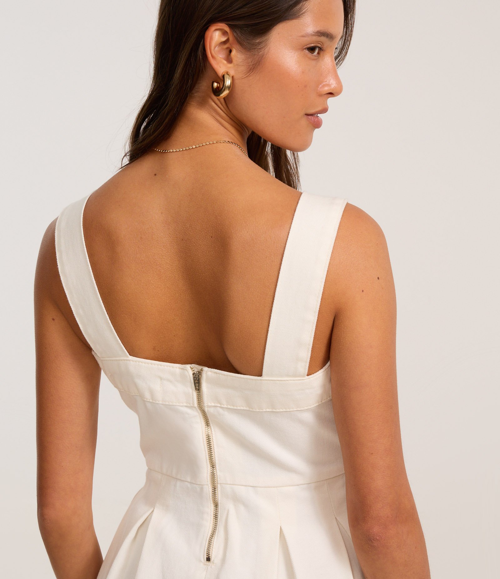 Vestido Curto em Sarja com Alça com Ajustadores e Saia Plissada Branco 4