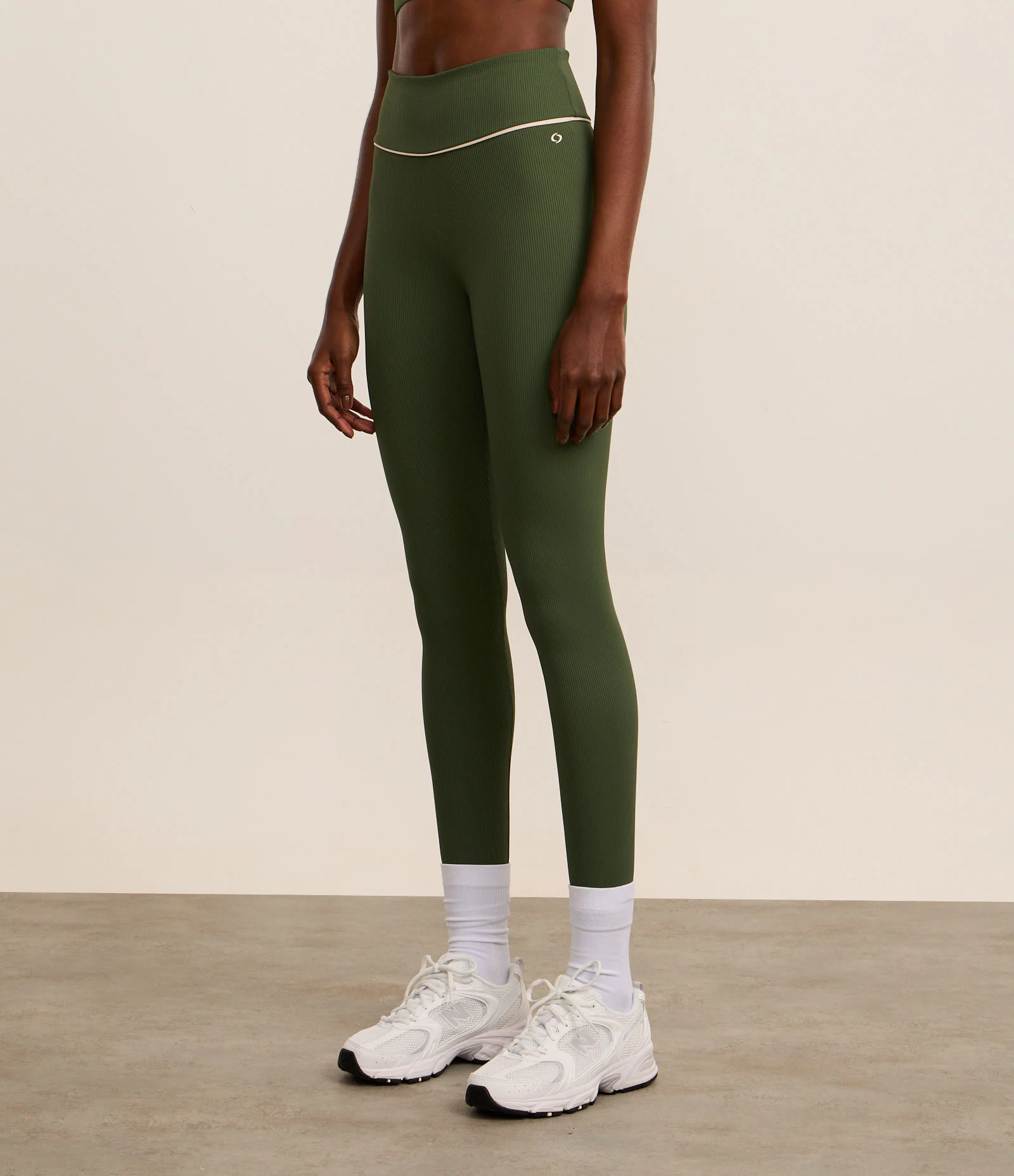 Calça Legging Esportiva em Microfibra Canelada com Friso Contrastante Verde 2