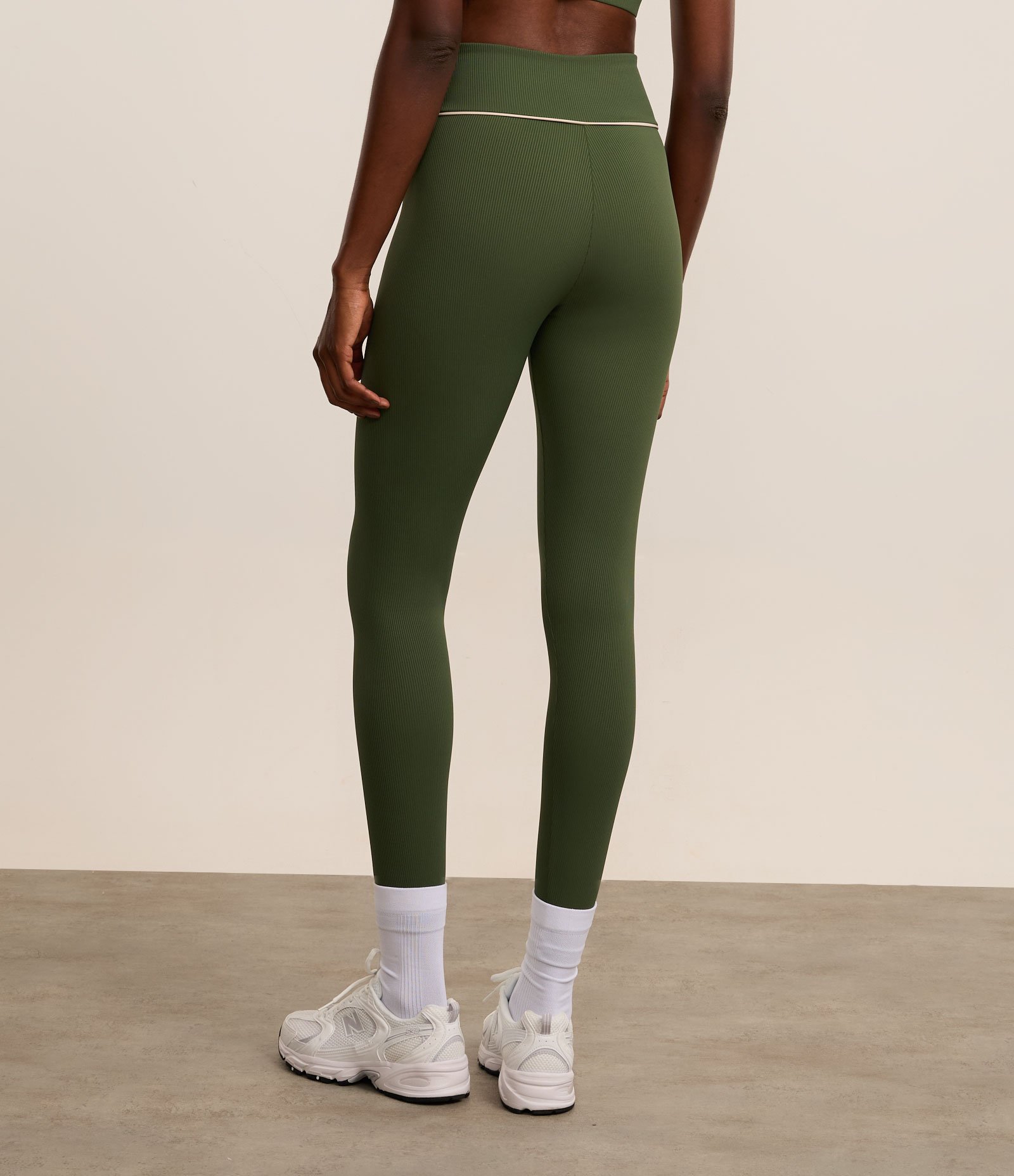 Calça Legging Esportiva em Microfibra Canelada com Friso Contrastante Verde 4