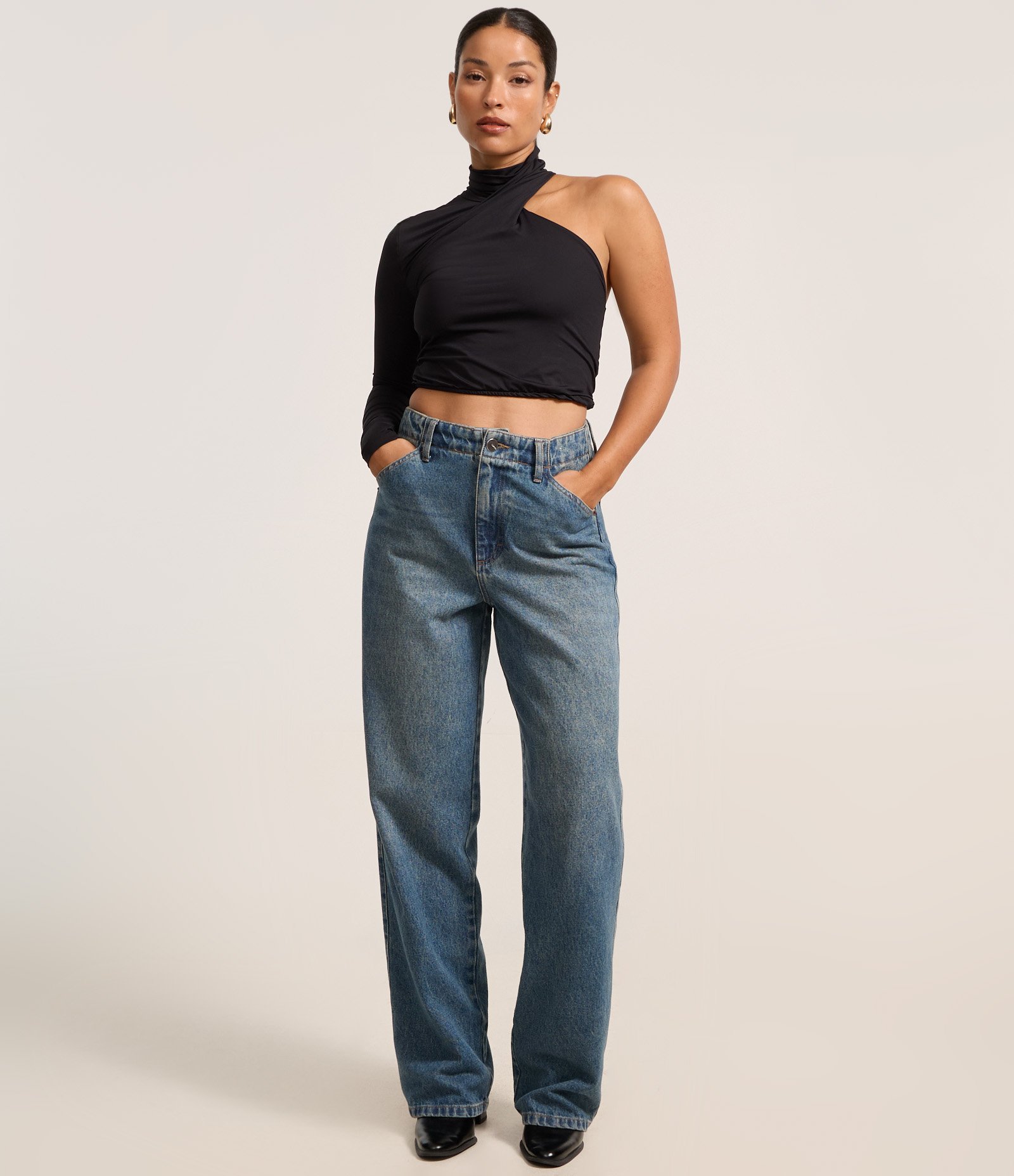 Blusa em Helanca com Gola Alta Torcida e Um Ombro Só Preto 2