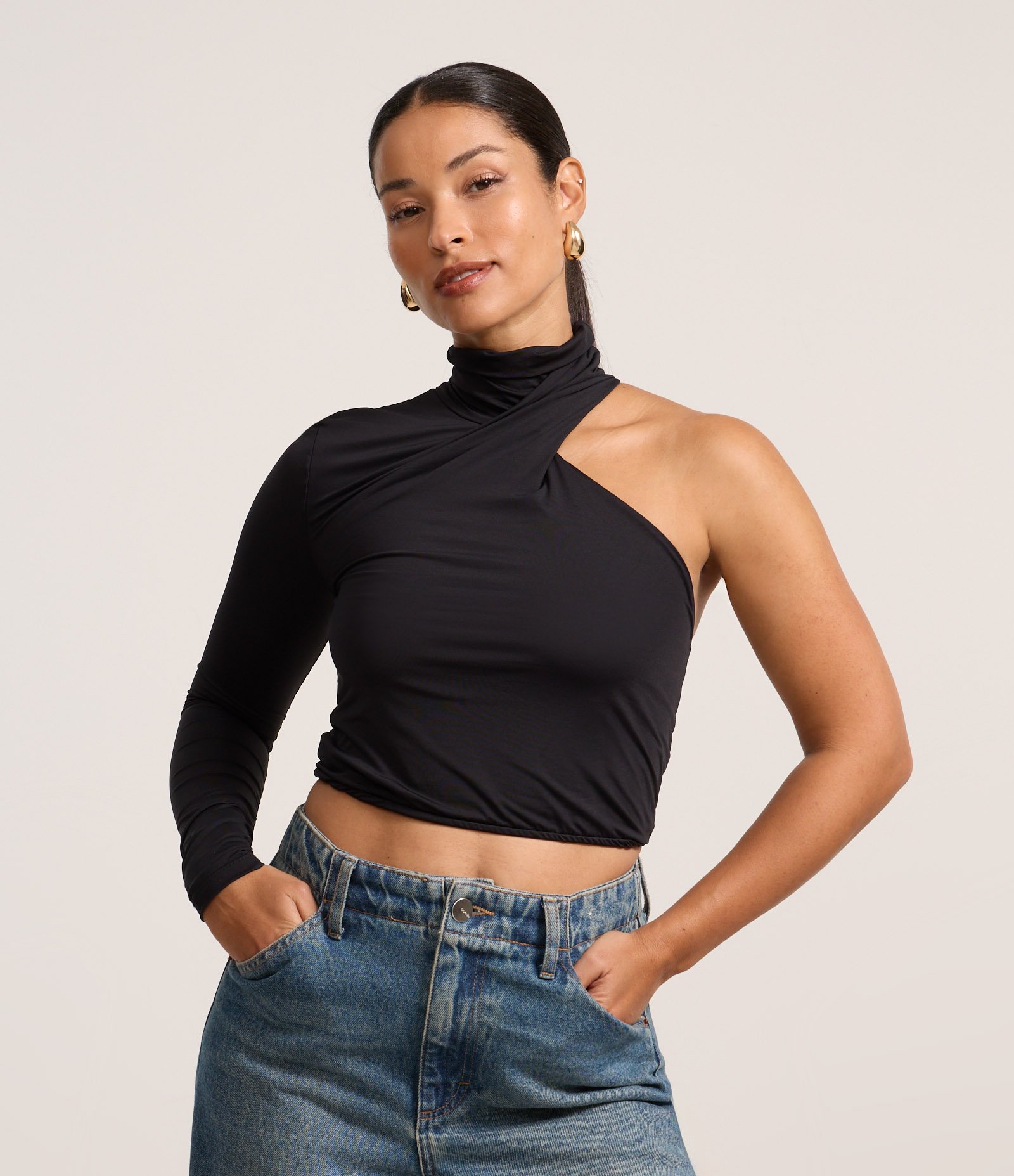 Blusa em Helanca com Gola Alta Torcida e Um Ombro Só Preto 3