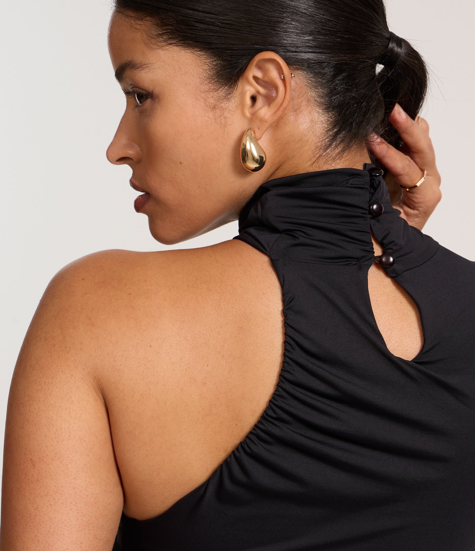 Blusa em Helanca com Gola Alta Torcida e Um Ombro Só Preto 4