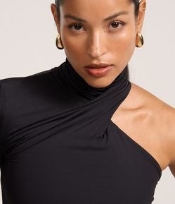 Blusa em Helanca com Gola Alta Torcida e Um Ombro Só