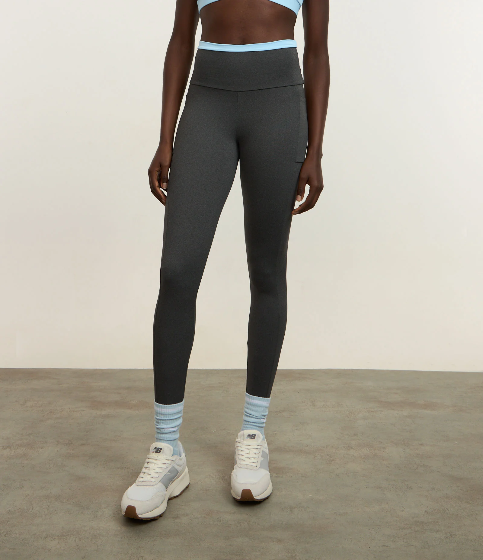 Calça Legging Esportiva em Microfibra Pesada com Viés Contrastante Cinza 2